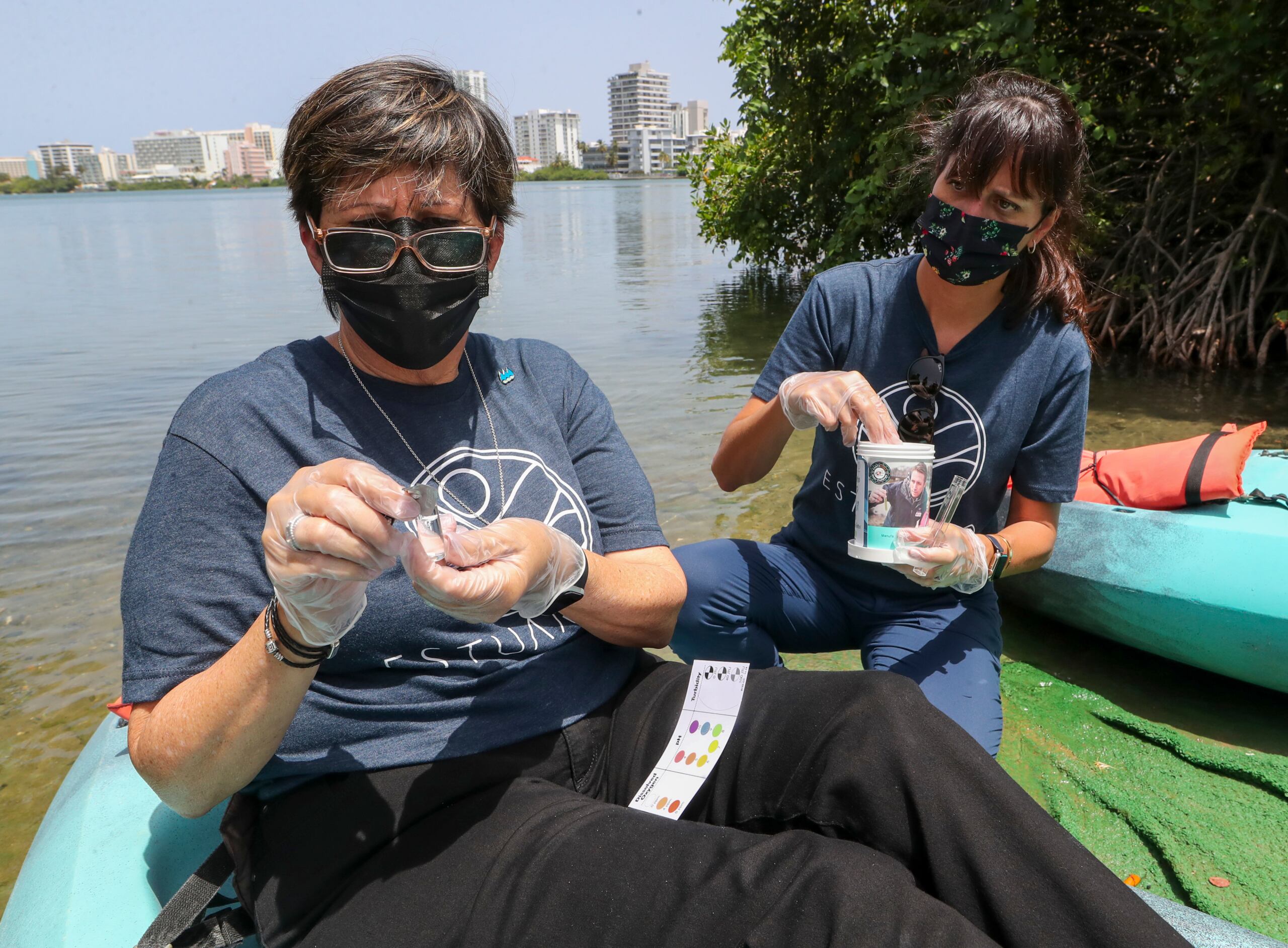 La presidenta ejecutiva de la AAA, Doriel Pagán, y Brenda Torres, directora ejecutiva del Programa del Estuario de la Bahía de San Juan,  también participaron en el monitoreo.