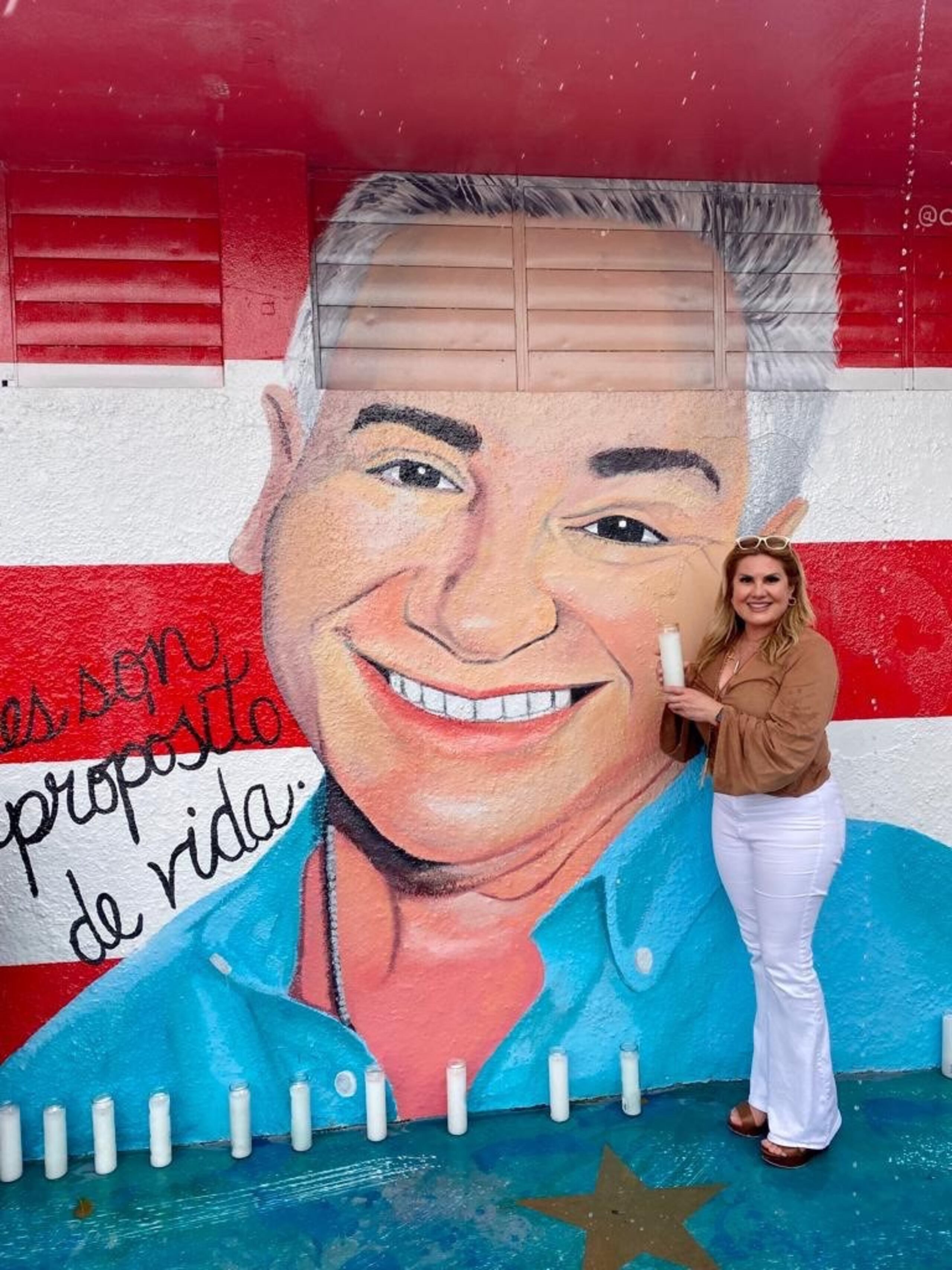 Deddie Romero frente al mural que fue realizado el año pasado.