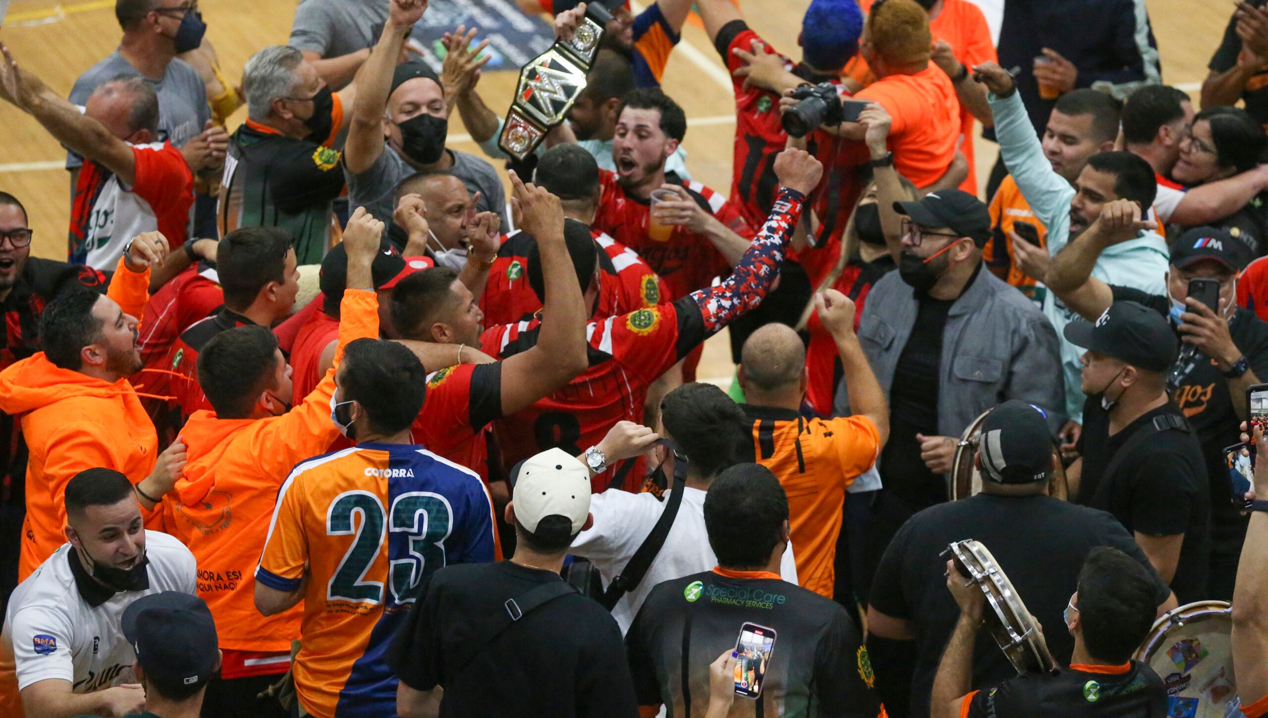 Los 'Champ-gos' celebran los primeros segundos del campeonato en la Gelito Ortega luego de vencer a los Caribes de San Sebastián en el séptimo juego.