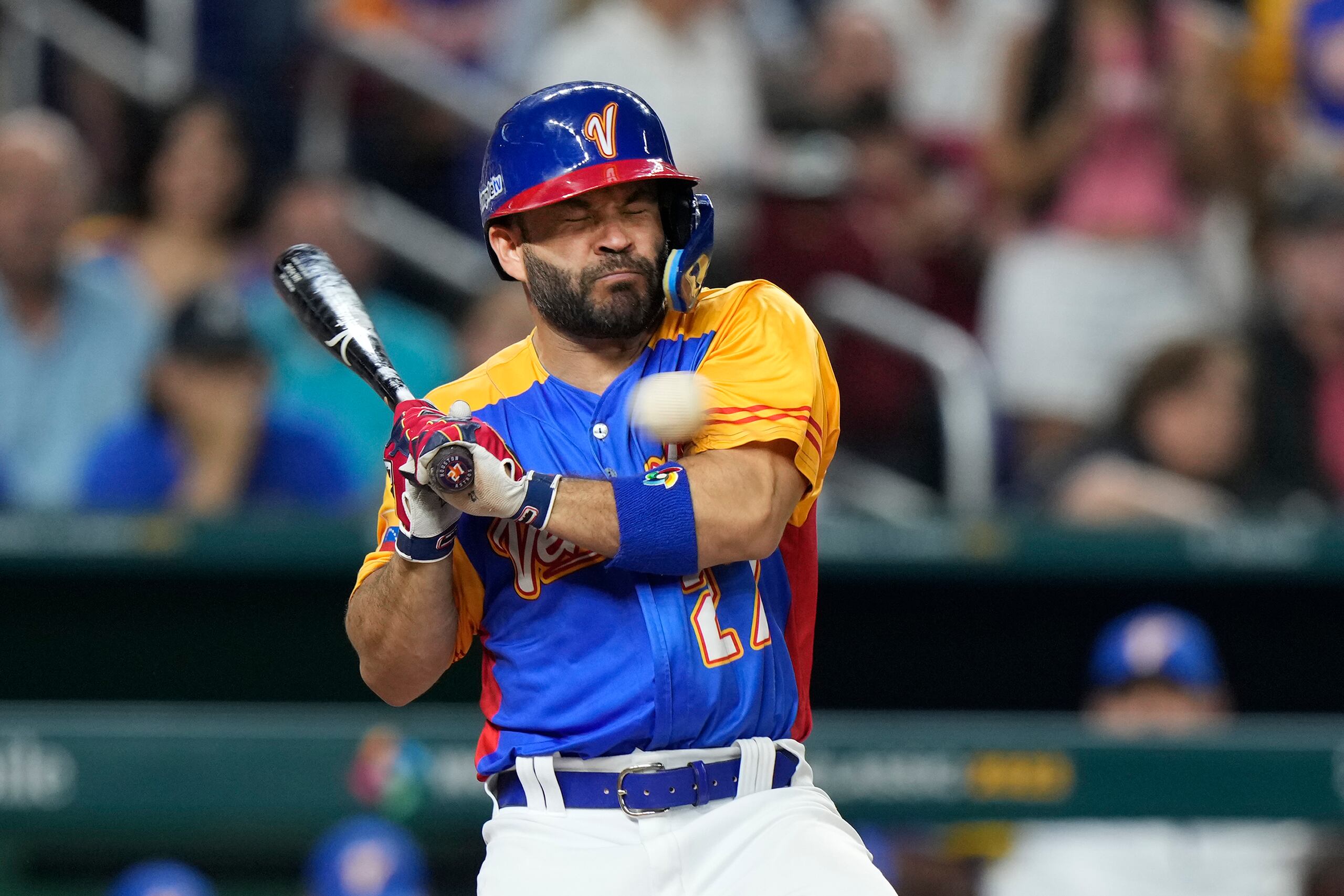 Este es el lanzamiento que golpeó al venezolano José Altuve en la mano derecha en el partido de cuartos de final entre Venezuela y Estados Unidos, que fue ganado por éste último por 9-7.