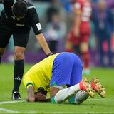 Neymar sigue tratando su tobillo y hoy se le vio corriendo dentro de una piscina