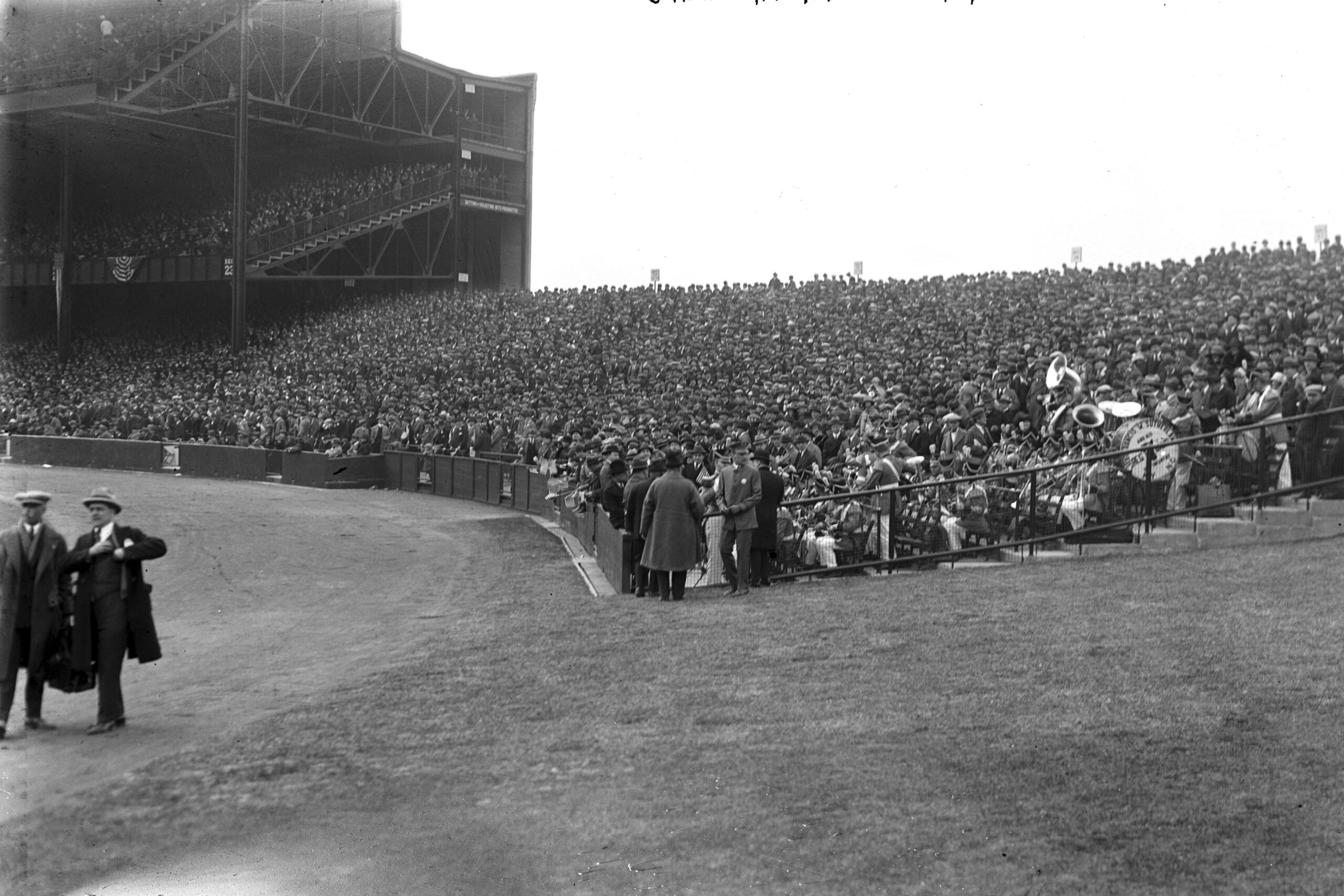 En esta foto de la Librería del Congreso se ve a fanáticos llenando a capacidad el estadio en el partido del 19 de abril del 2023.
(Library of Congress vía AP)