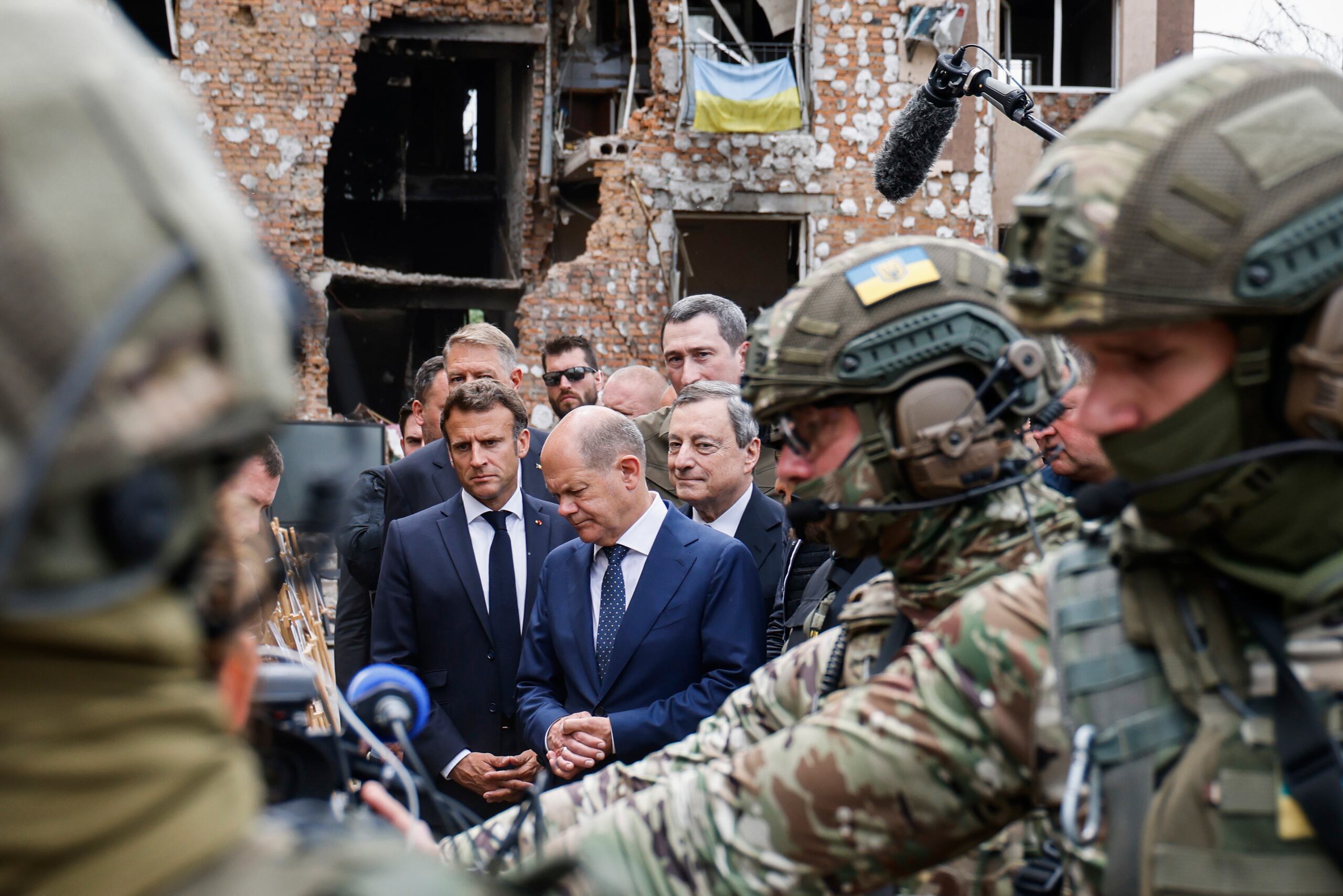 El presidente de Francia, Emmanuel Macron (izquierda); el primer ministro de Italia, Mario Draghi (centro, derecha) y el canciller alemán, Olaf Scholz (centro), durante una visita a Irpín, Ucrania, el 16 de junio de 2022. (Ludovic Marin, Pool vía AP)