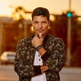 Chayanne enciende a sus fans al salir en bata de baño