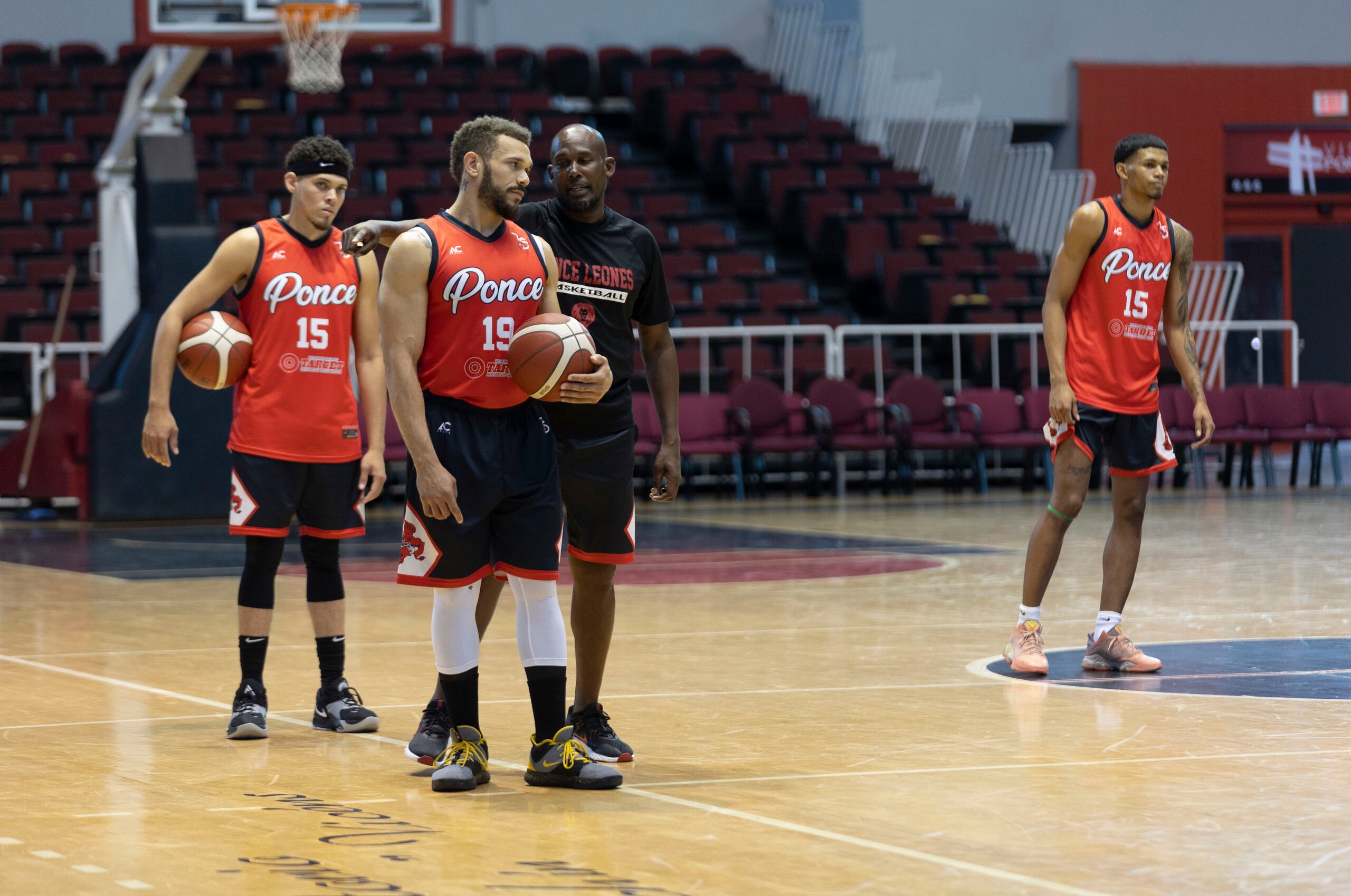 Javier "Toñito" Colón forma parte del cuerpo técnico de los Leones de Ponce.