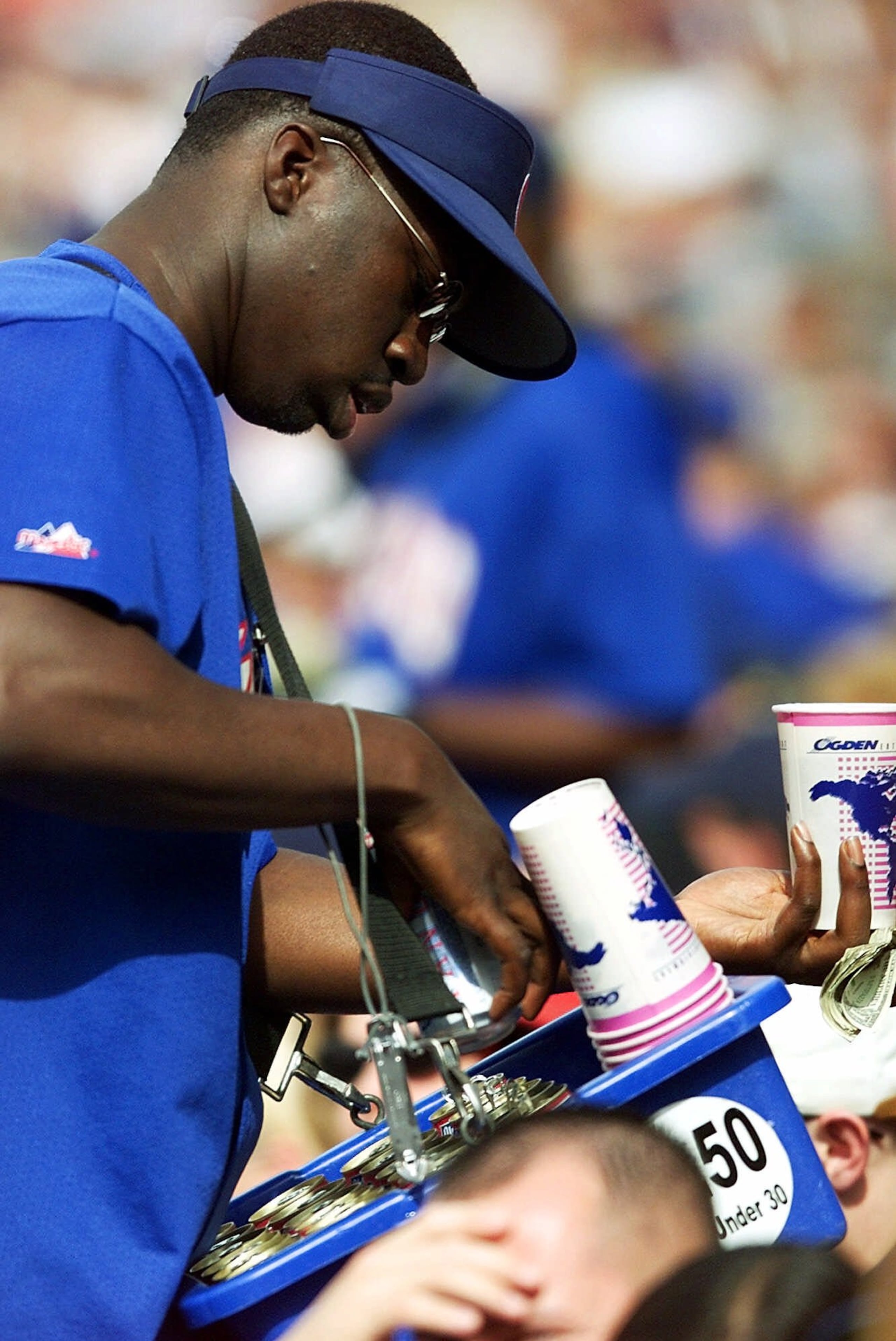 Un vendedor de cervezas en el Wrigley Field se prepara para vender una fría durante uno de los partidos. Este líquido, de hecho, no se vende después de la sexta entrada en los partidos.