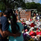 Despiden a agente que estuvo presente en masacre de escuela de Uvalde