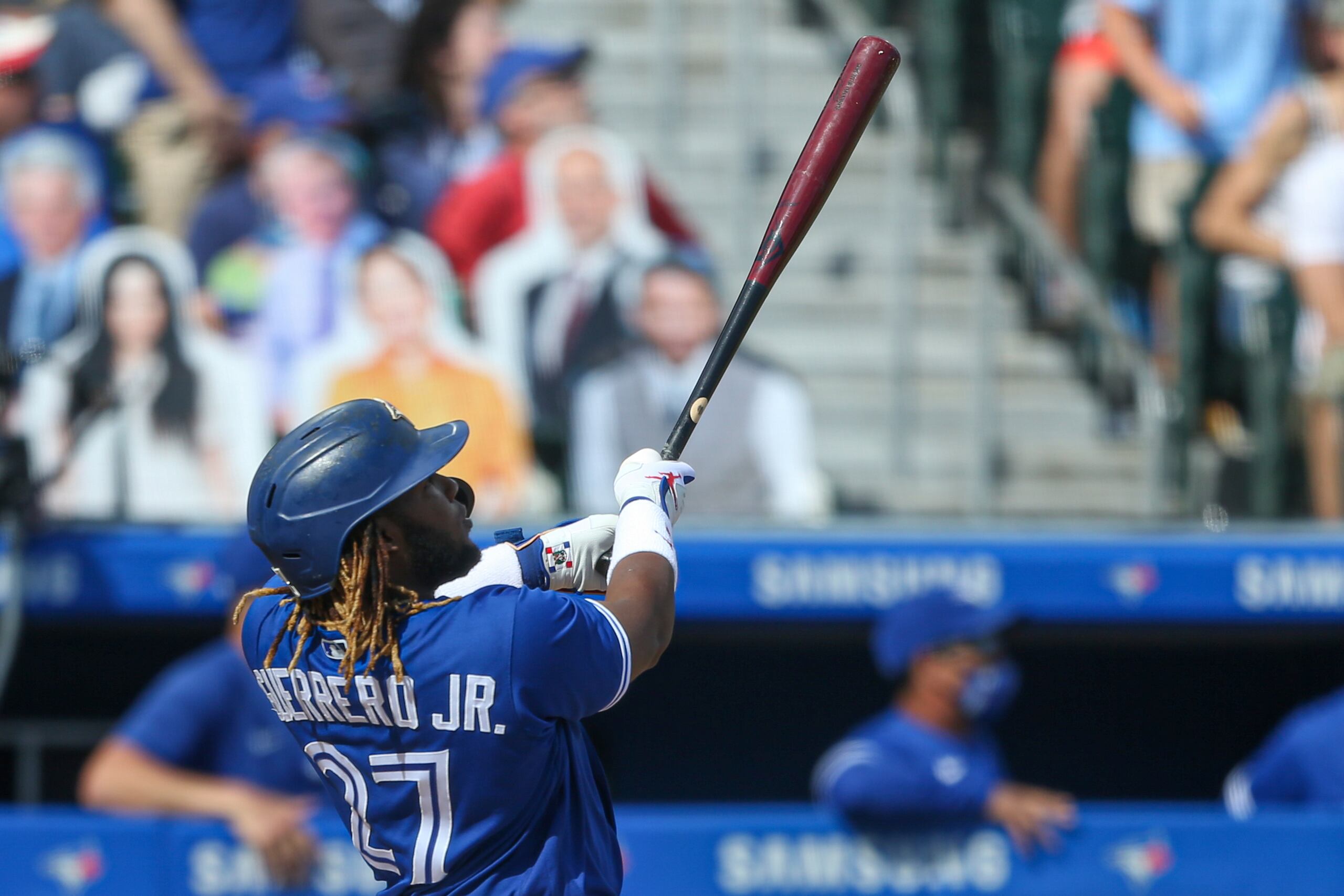 Con este swing el dominicano Vladimir Guerrero Jr. disparó su decimoctavo vuelacercas de la campaña, un batazo de dos carreras el sábado ante Houston.