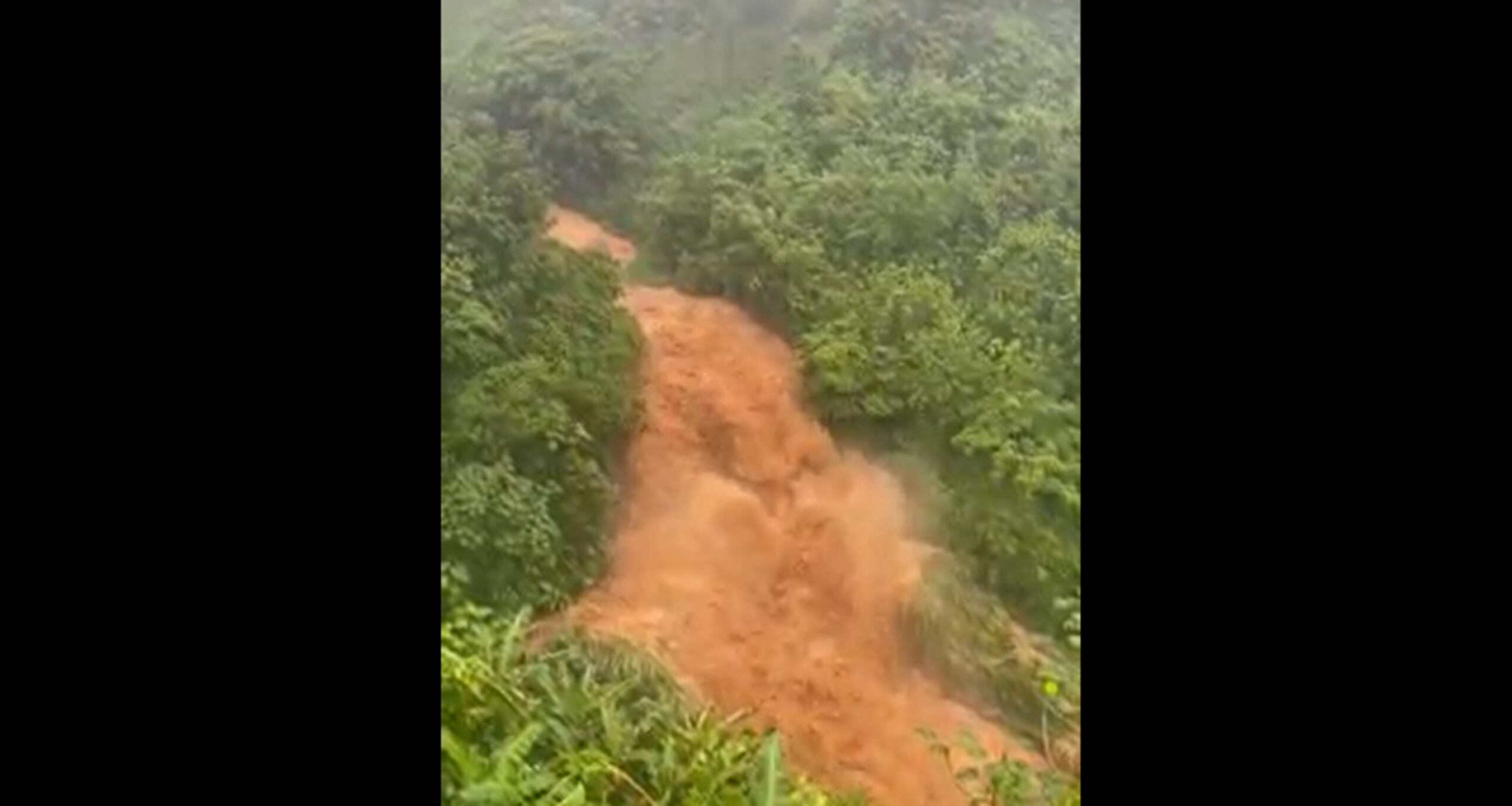 Vista de un pequeño río crecido en Naranjito.