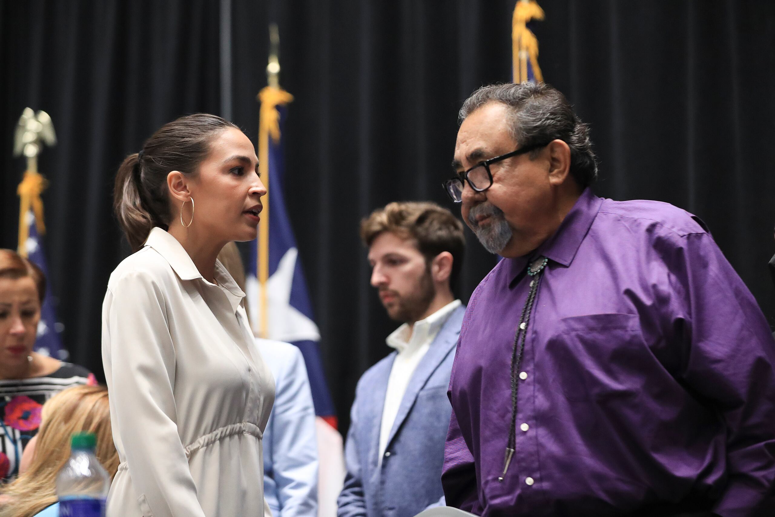 Los representantes federales Alexandria Ocasio Cortez y Raúl Grijalva.