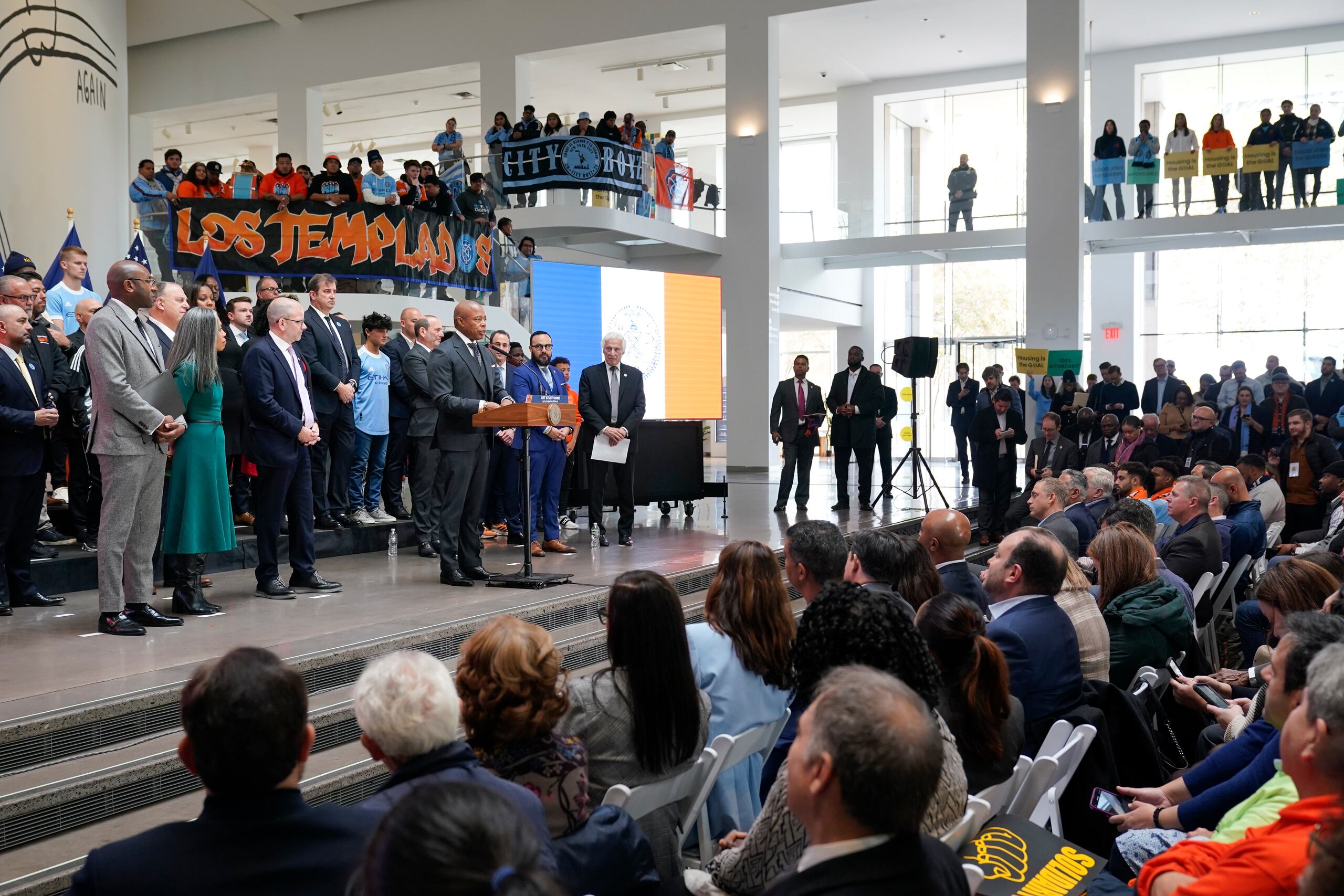 El alcalde de Nueva York, Eric Adams, habla en un evento para presentar el proyecto para el nuevo estadio del New York City FC de la MLS en el Queens Museum.