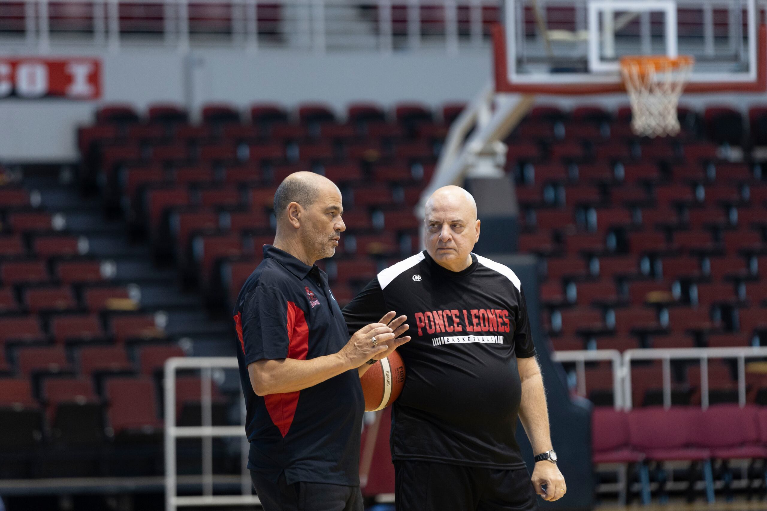 El entrenador de los Leones, Sergio Hernández, está dirigiendo por primera vez en Puerto Rico. Lo asiste el exentrenador nacional Carlos Morales. 