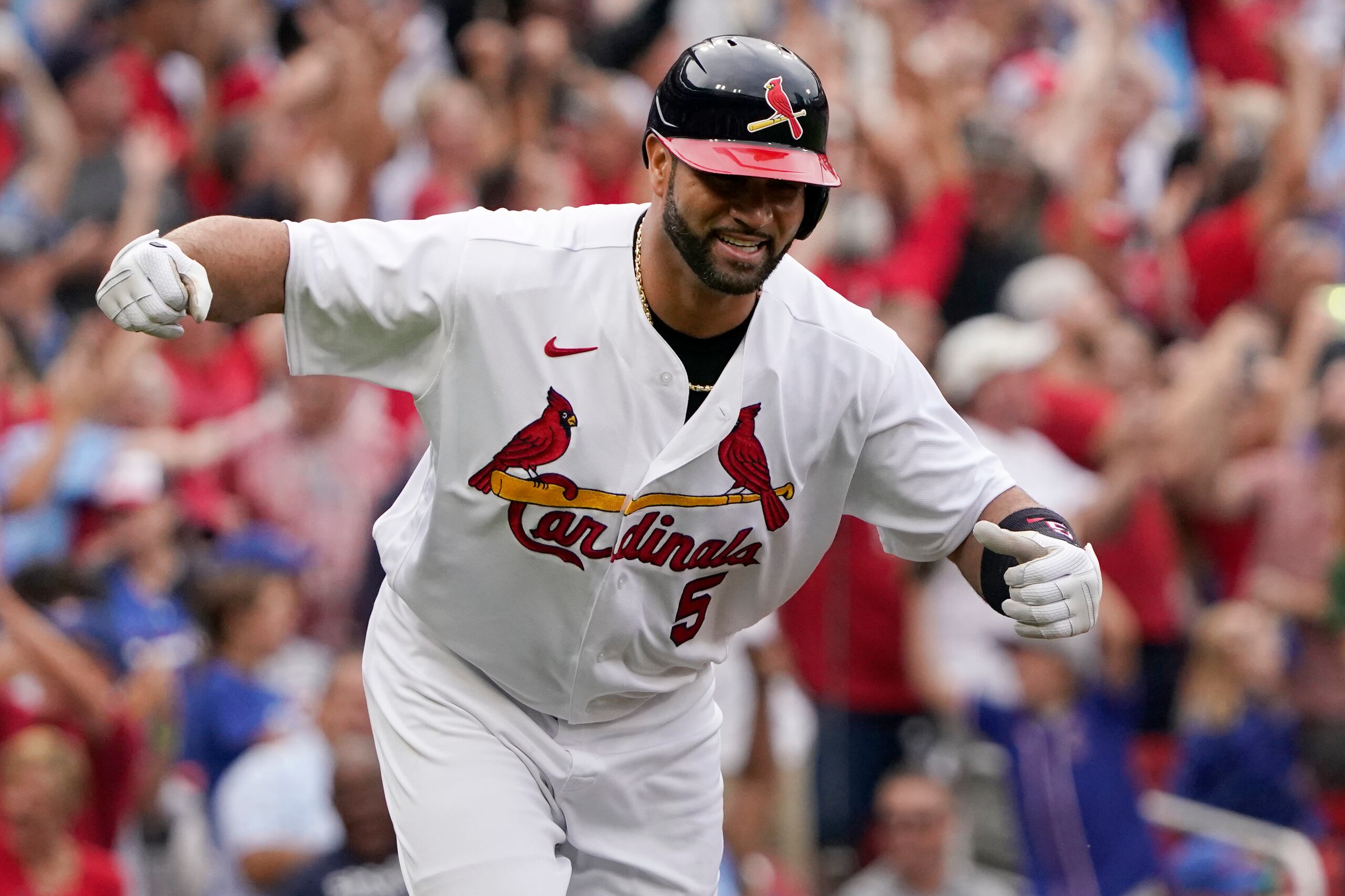 Albert Pujols celebra luego de disparar el jonrón de dos carreras en la octava entrada que guió a San Luis al triunfo.