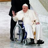 Papa Francisco, en silla de ruedas, afirma que envejecer es una bendición