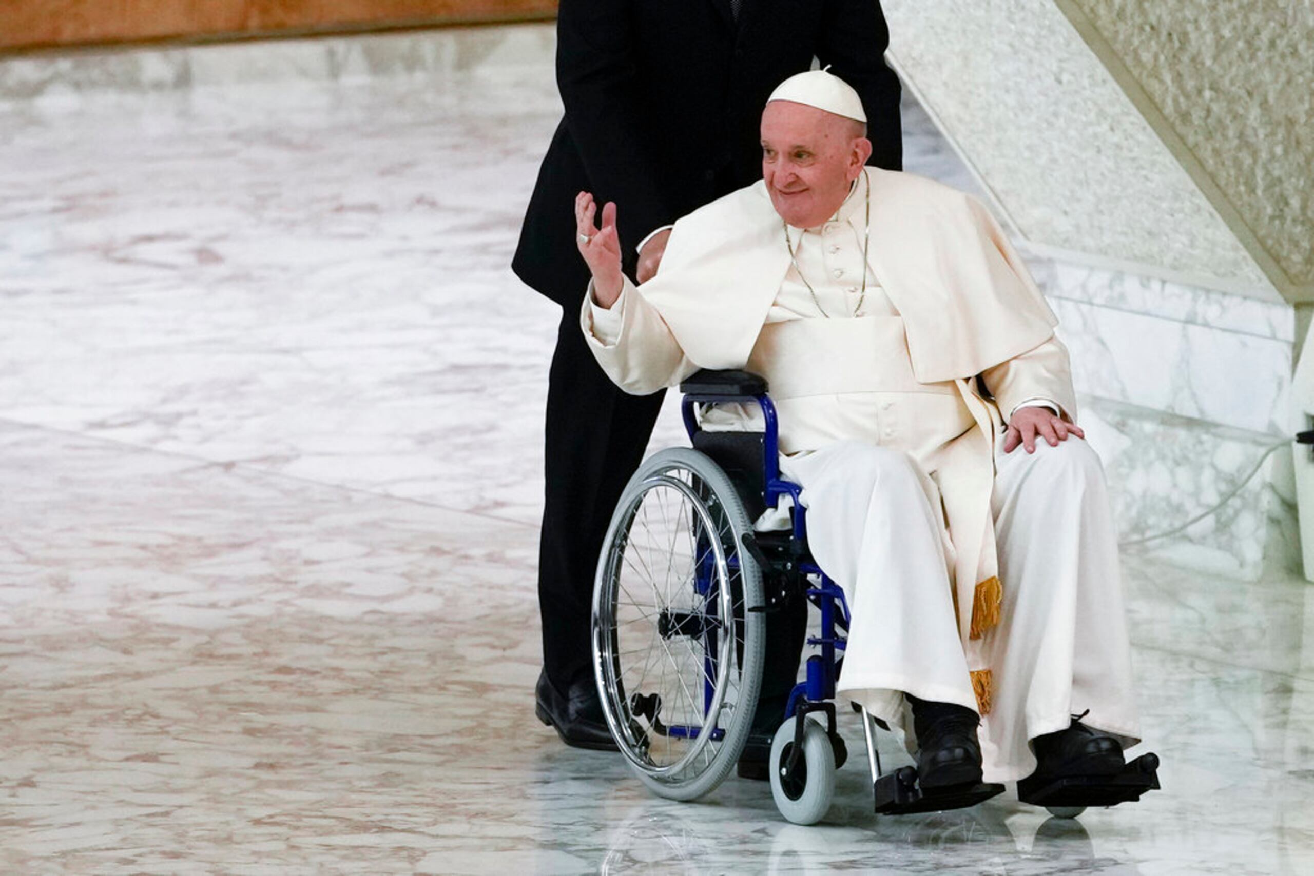El papa Francisco llega en silla de ruedas a una audiencia con monjas y líderes religiosos en el Vaticano, el 5 de mayo de 2022.