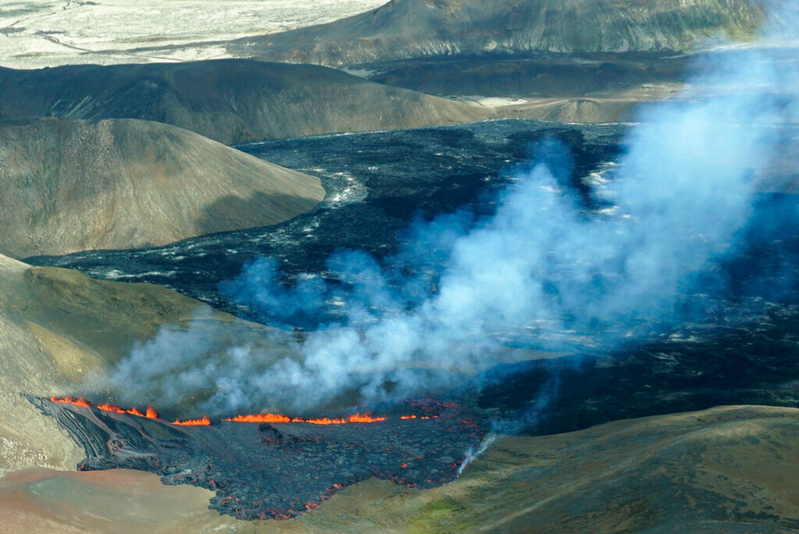 Vista aérea del volcán Fagradalsfjall en erupción este miércoles.