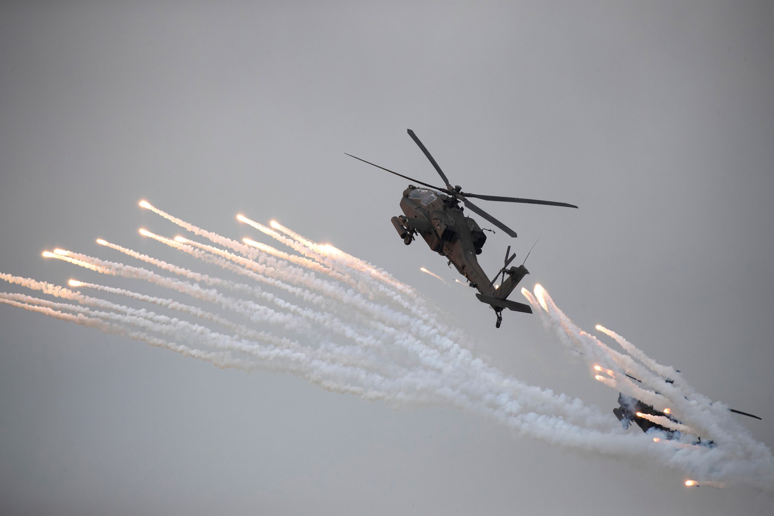 Las fuerzas estadounidenses aportaron también helicópteros Apache, lanzacohetes múltiples M270A1 o el vehículo de reconocimiento nuclear, biológico y químico M1135. (EFE/EPA/JEON HEON-KYUN)