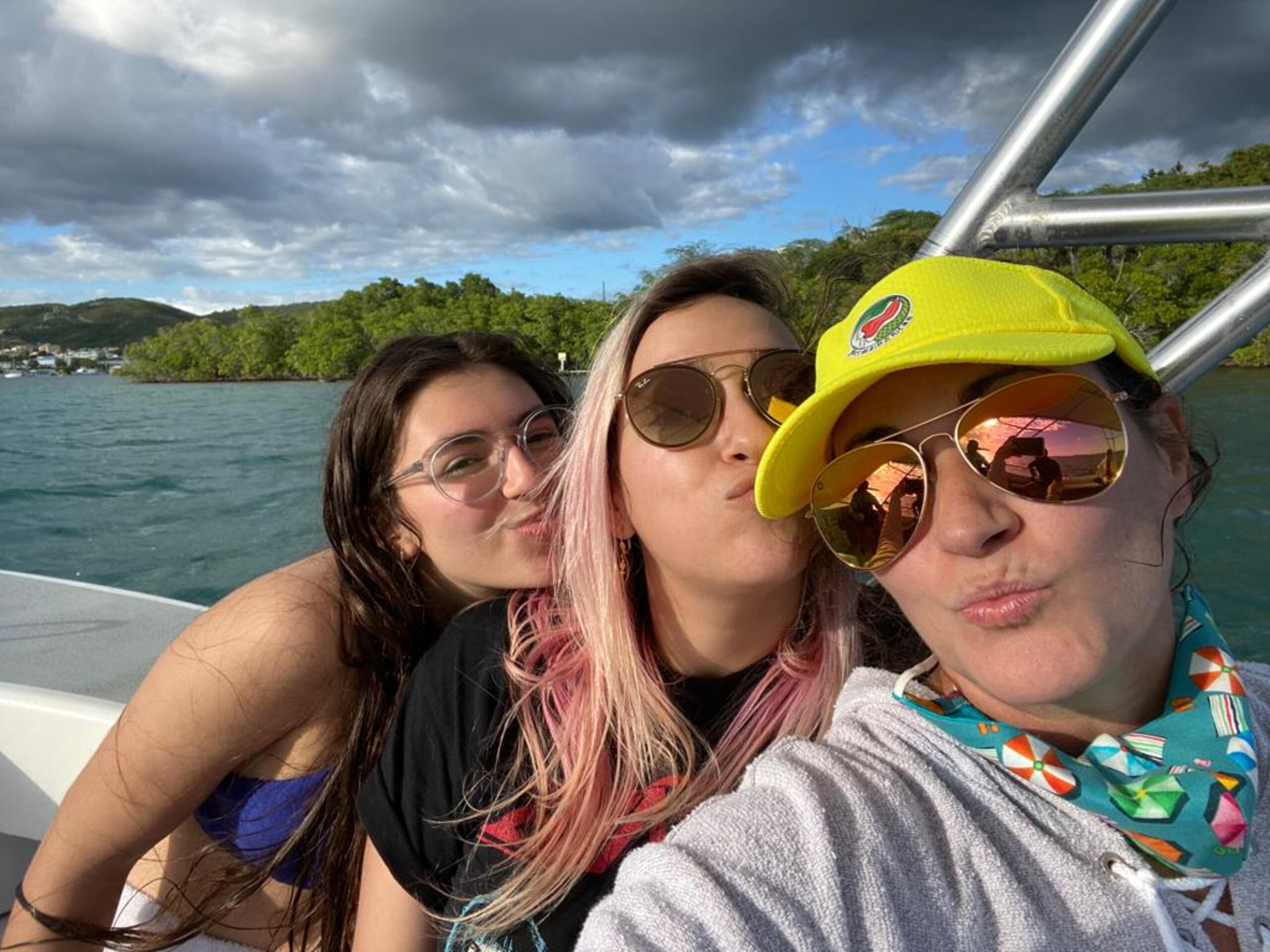 Deborah Martorell se escapa frecuentemente con sus hijas Carolina y Pamela a La Parguera en Lajas,