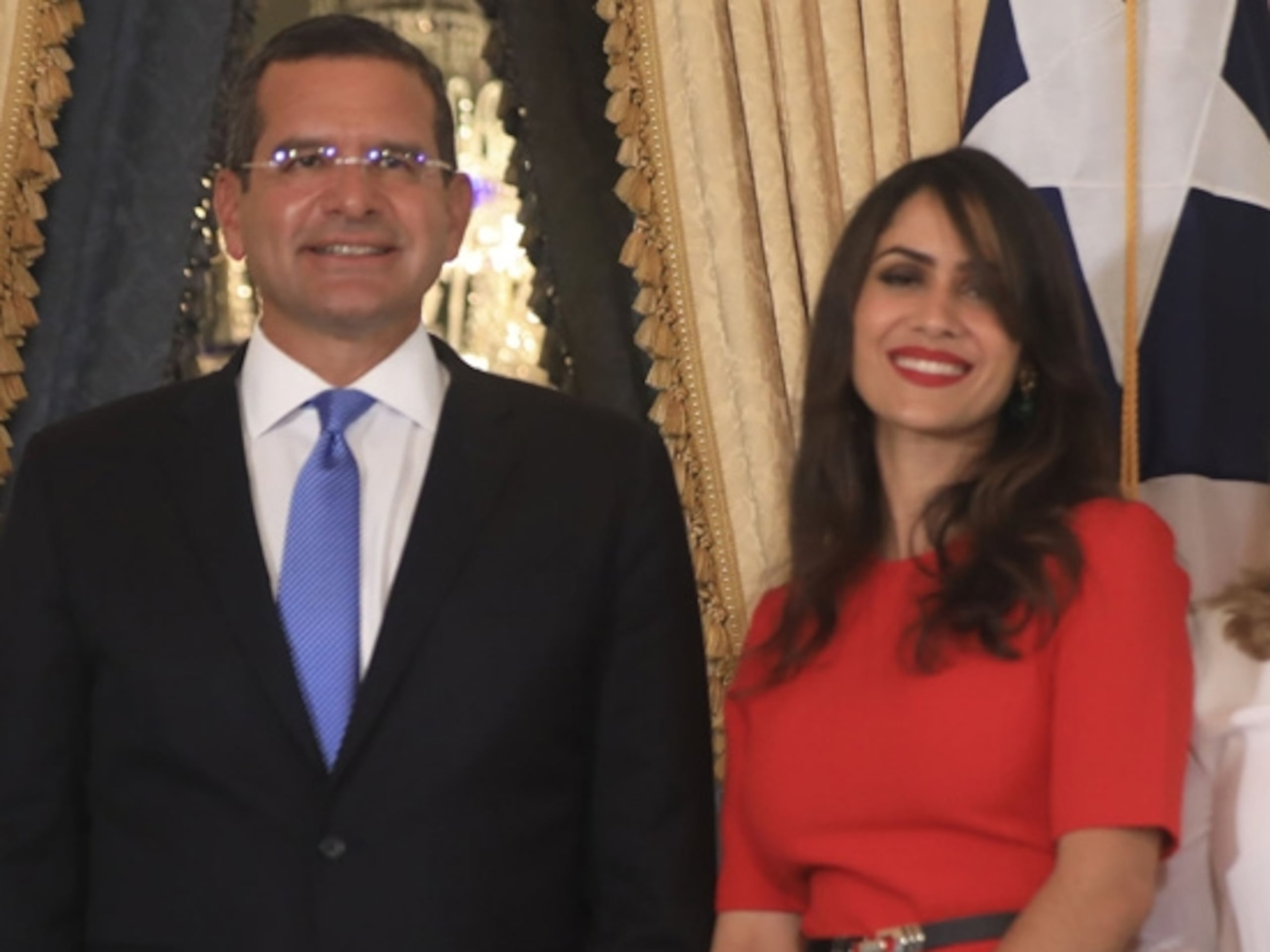 El gobernador Pedro Pierluisi junto a la delegadas estadista, Elizabeth Torres.