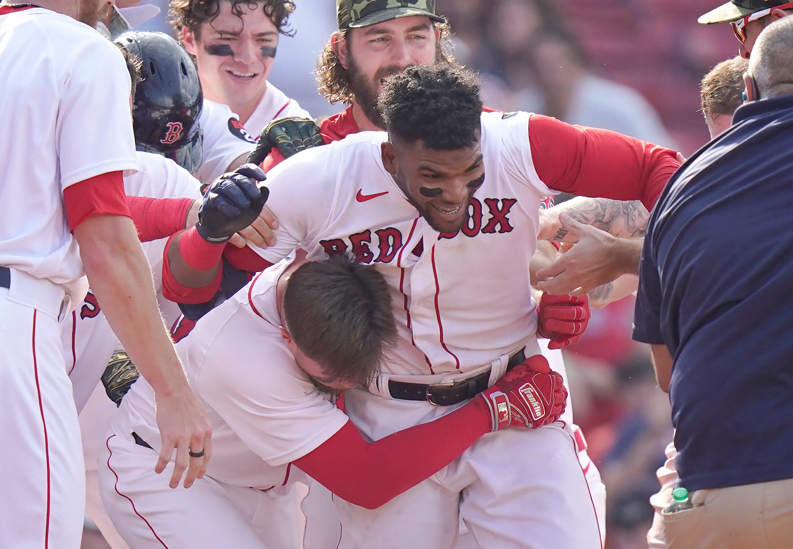 Franchy Cordero celebra con sus compañeros.