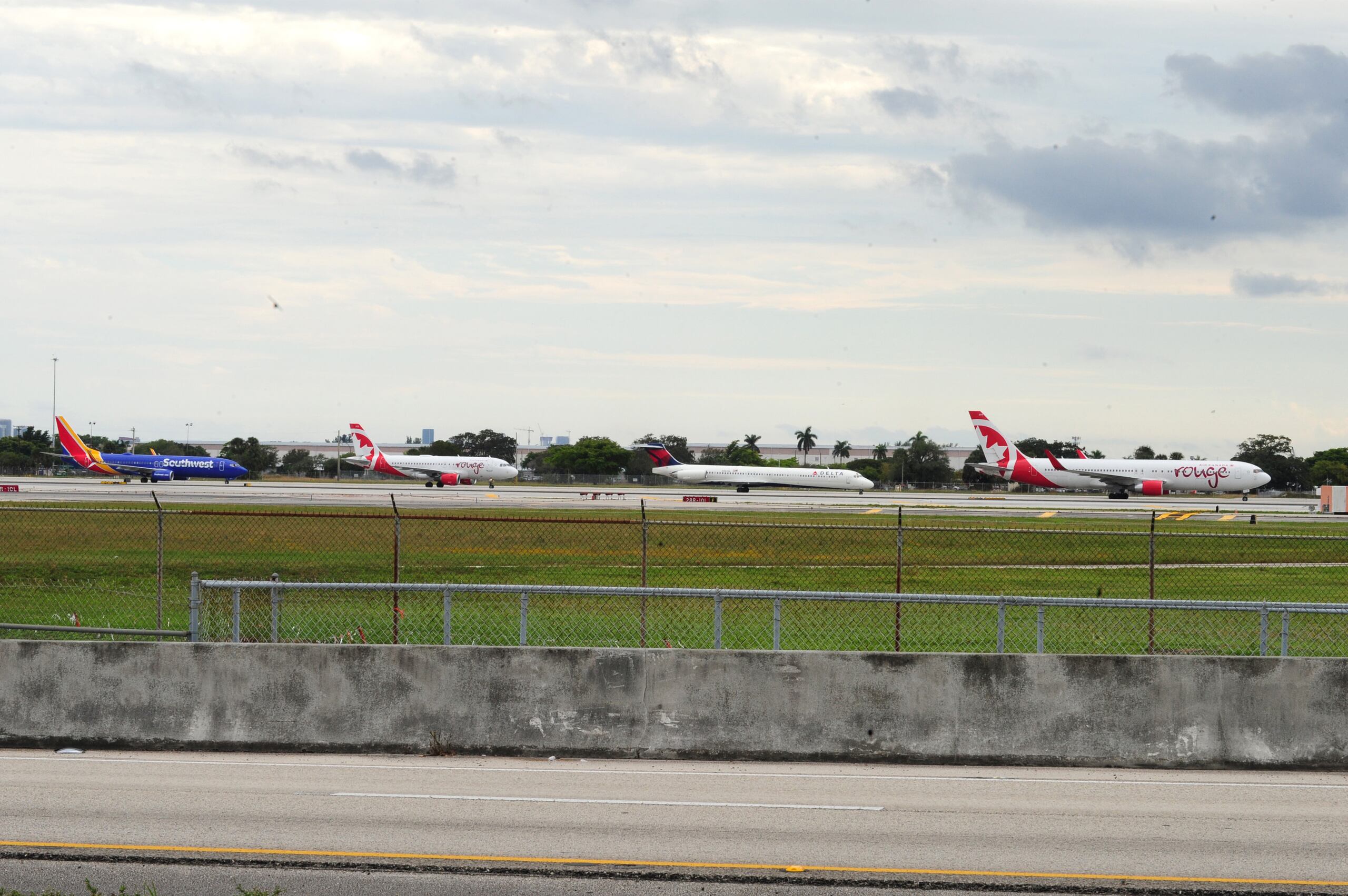 Varios aviones permanecen en fila en la pista de un aeropuerto en Estados Unidos, en una fotografía de archivo. (EFE/Giorgio Viera)