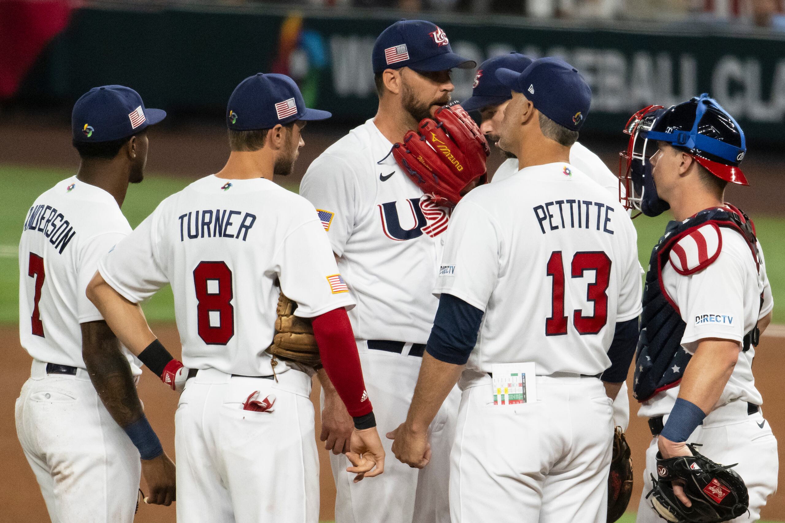 Los jugadores de Estados Unidos se reúnen con el lanzador Adam Wainwright durante su presentación final en el Clásico el pasado sábado ante Cuba.