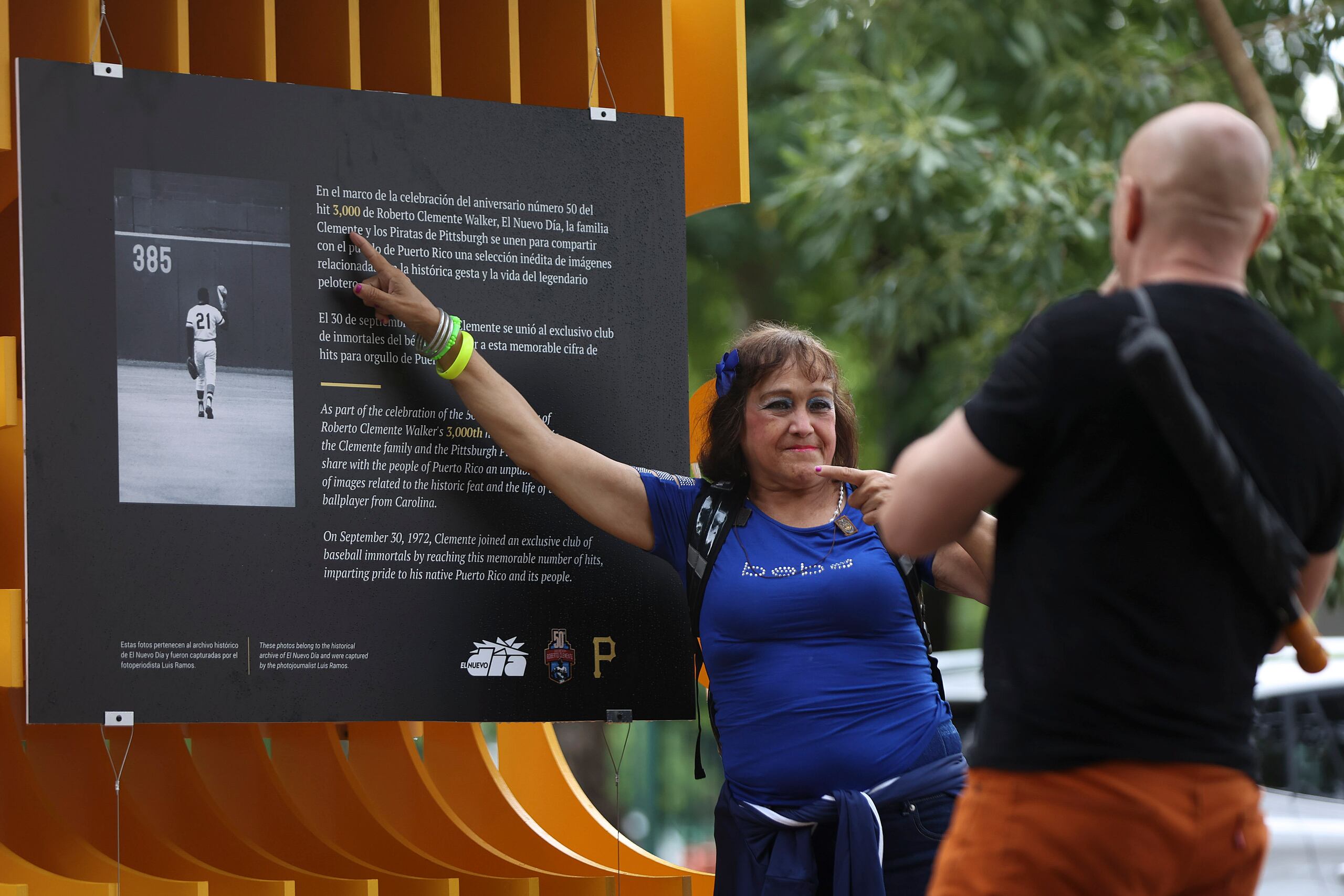 Posan con emoción ante las fotos del día en que Roberto Clemente logró una gesta histórica.