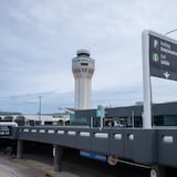 Policía interviene con dos pasajeros en aeropuerto por violar reglas de seguridad