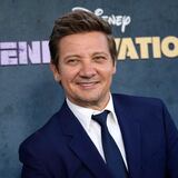 Jeremy Renner regresa con bastón a la alfombra roja tras romperse más de 30 huesos