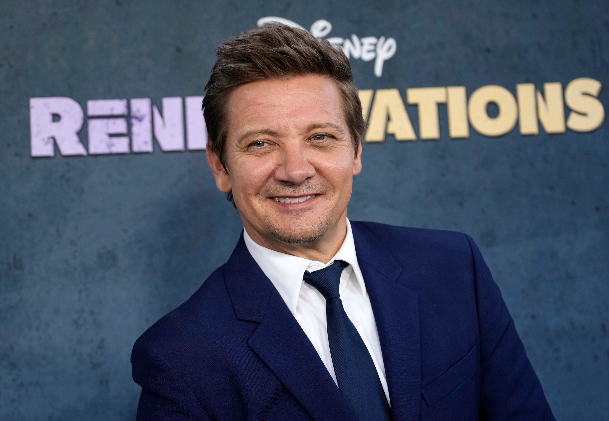 Jeremy Renner posa ante las cámaras durante el estreno de "Rennervations", una docuserie de cuatro partes donde el actor es su presentador y productor ejecutivo.