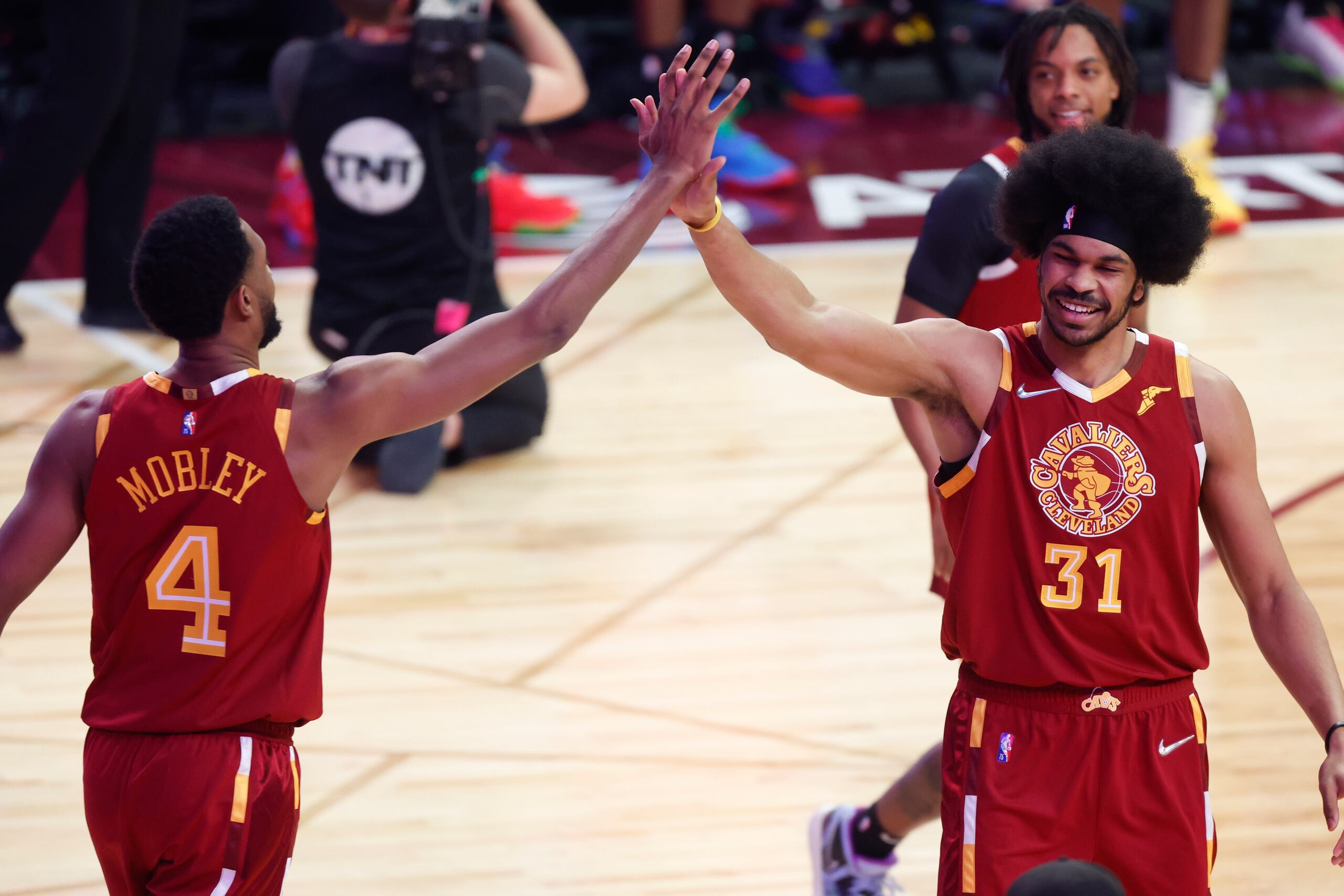 Evan Mobley (4) y Jarrett Allen (31) son parte del núcleo de los sorprendentes Cavaliers de Cleveland esta campaña.