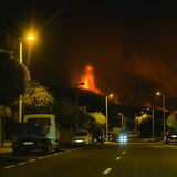 Fluye lava en isla española La Palma tras erupción volcánica