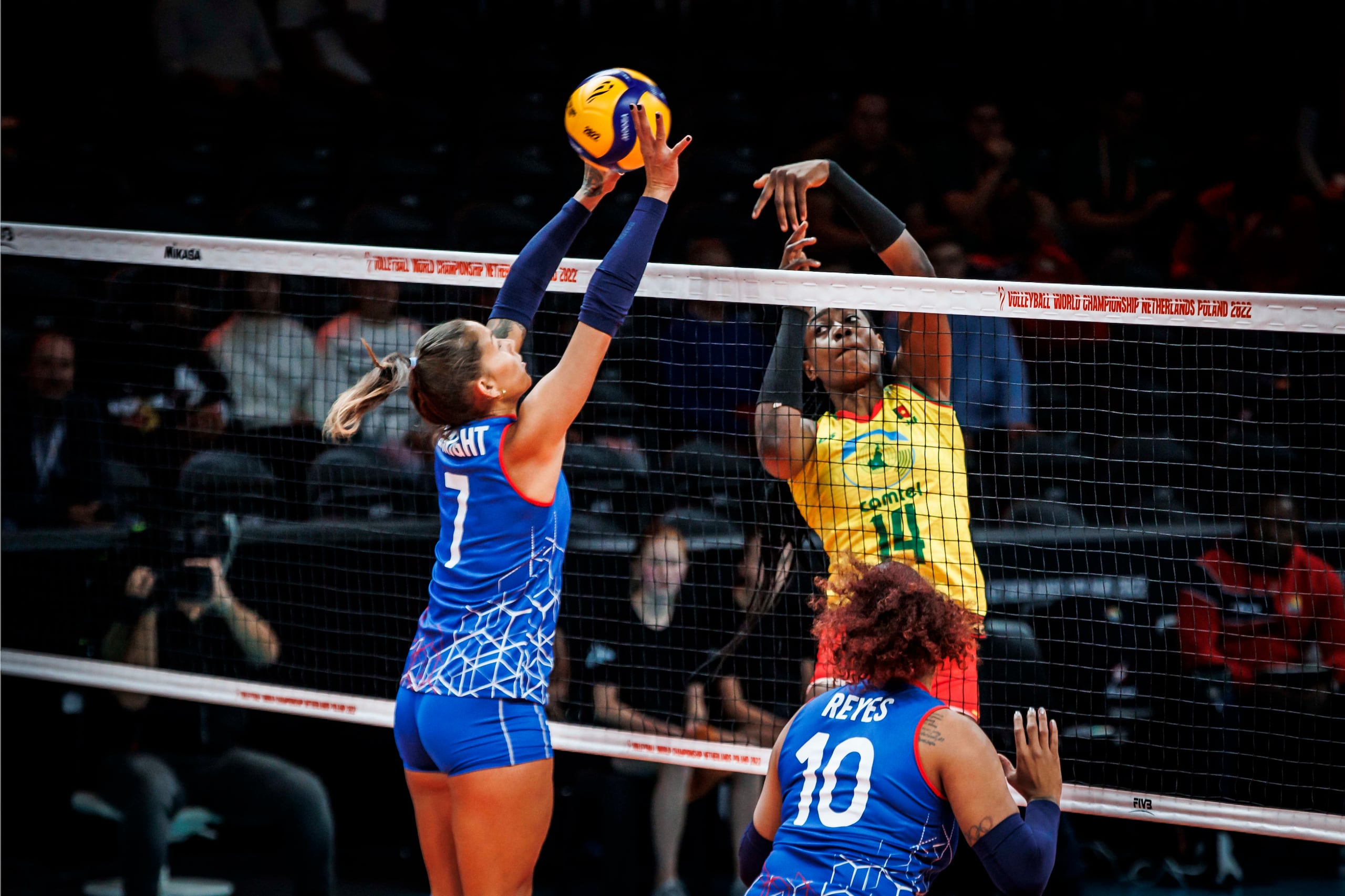 Stephanie Enright (7) toca el ataque de la opuesto de Camerún durante el partido del jueves en el Campeonato Mundial, Holanda-Polonia 2022.