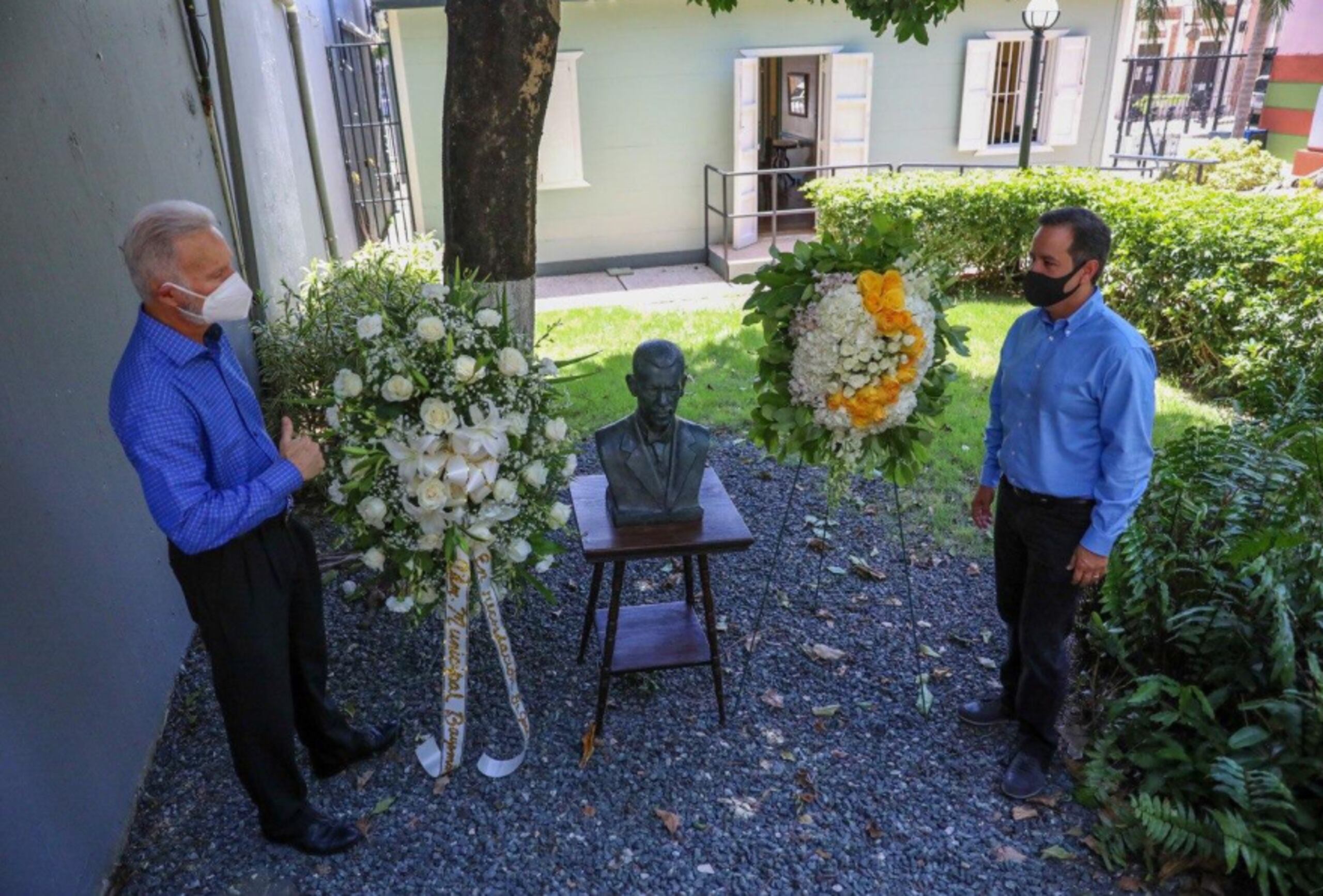 Miguel Romero y Ramón Luis Rivera ante busto de Barbosa.