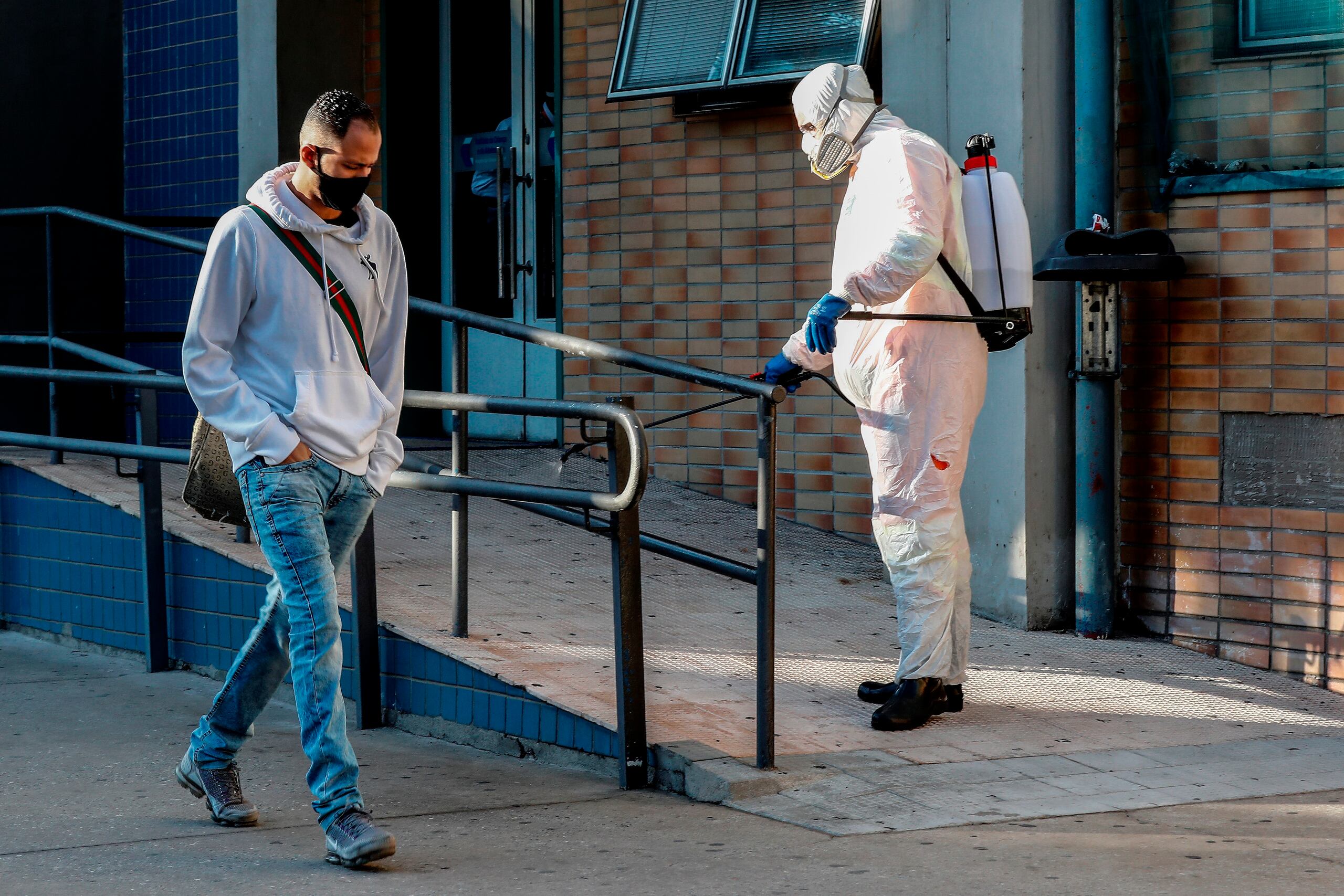 Brasil es el segundo país más afectado por la pandemia en el mundo, detrás de Estados Unidos, con más de 3.9 millones de casos confirmados y 121,000 muertes.