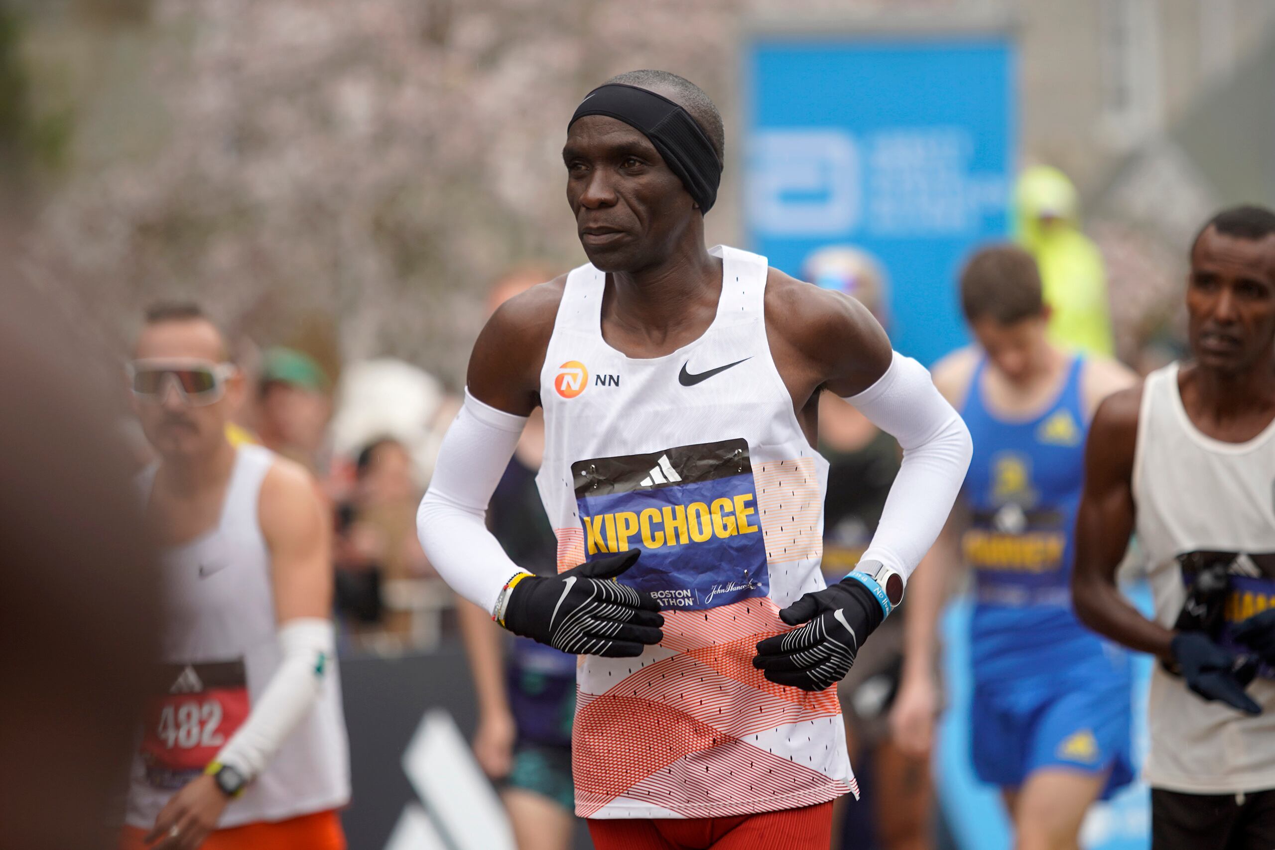 Eliud Kipchoge, de Kenya y poseedor de récord mundial para el Maratón, era uno de los favoritos para ganar la carrera, pero no fue así.