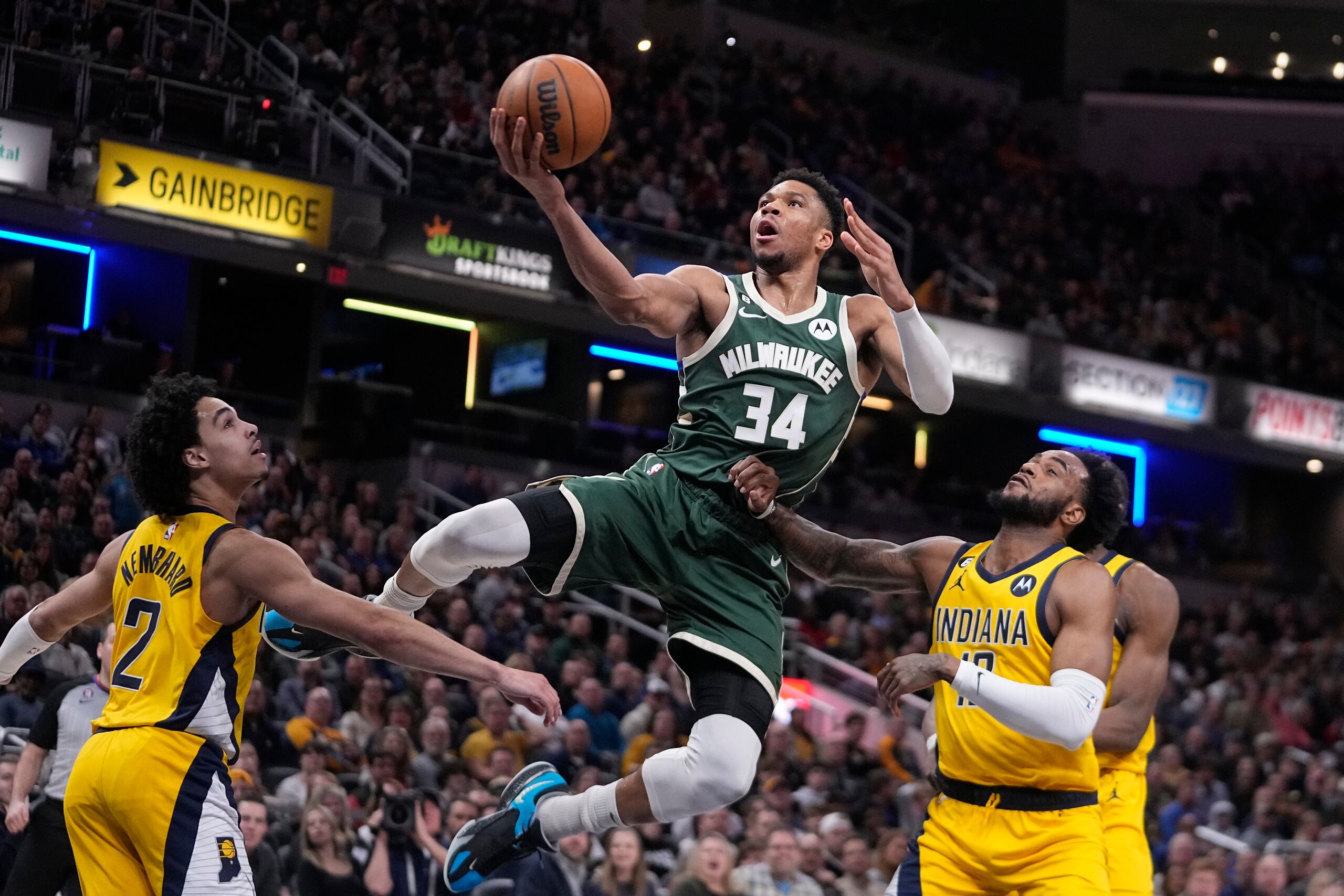 Giannis Antetokounmpo (34), de los Bucks de Milwaukee, se levanta para colar dos de los 41 puntos que consiguió el viernes ante los Pacers de Indiana.