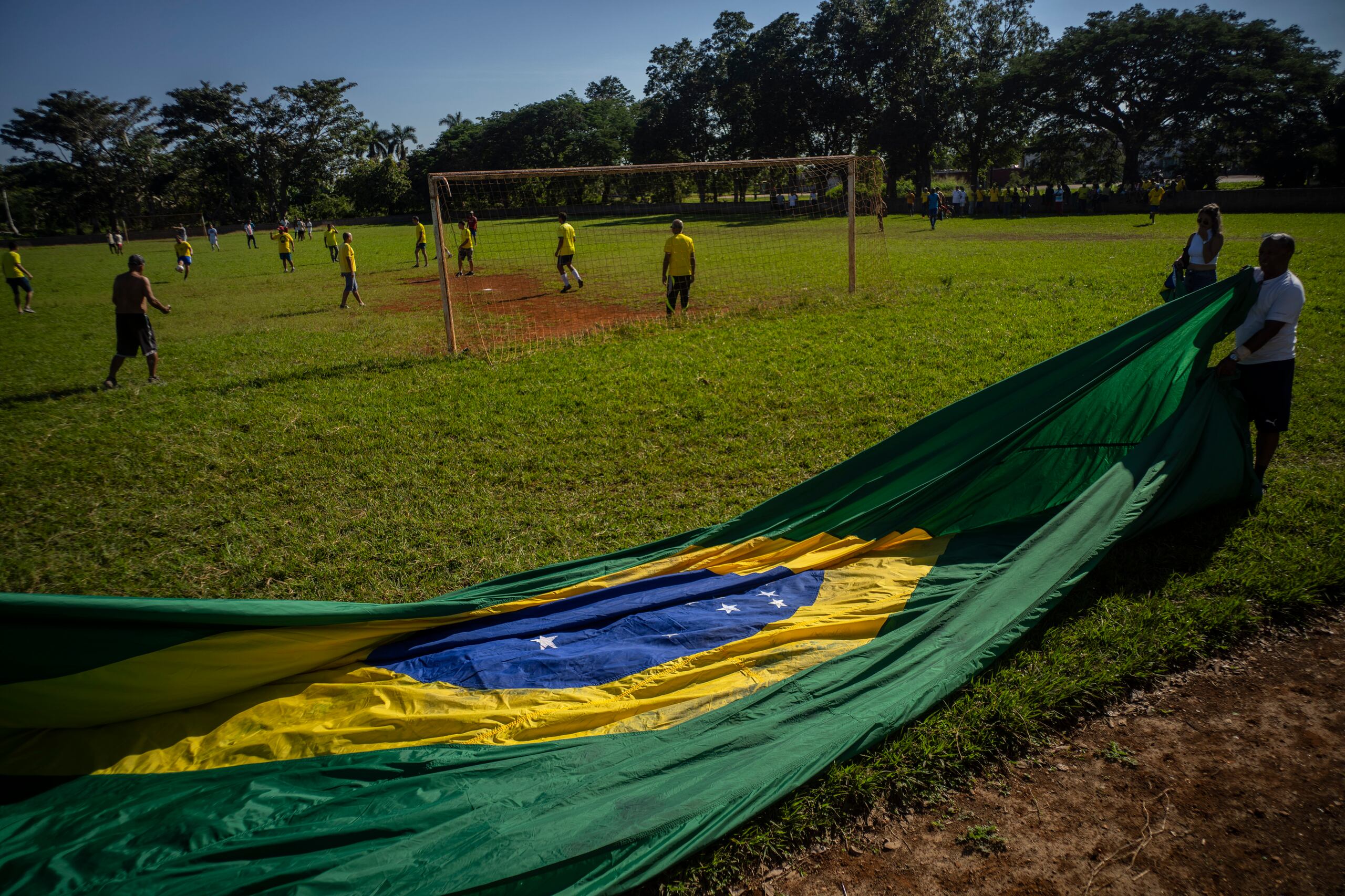 Aficionados cubanos y diplomáticos brasileños juegan al fútbol en Bauta, Cuba, el lunes 28 de noviembre de 2022 (AP Foto/Ramon Espinosa)