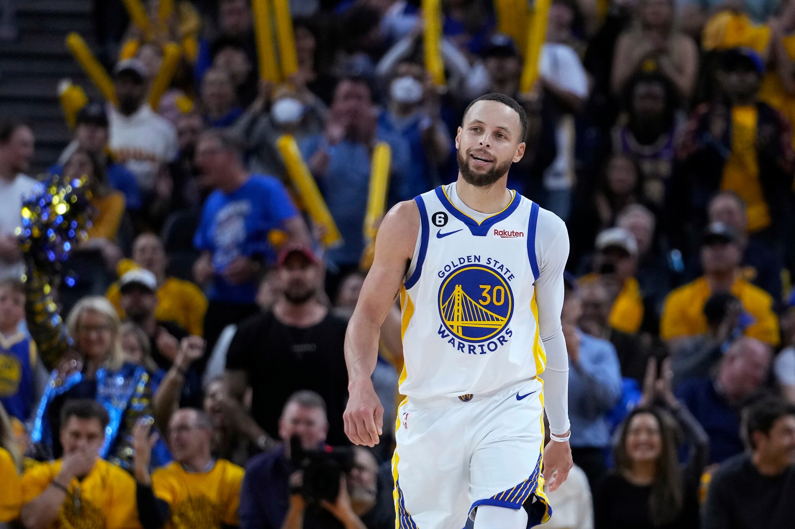 Stephen Curry, de los Warriors de Golden State, sonríe durante el quinto partido de las semifinales de la Conferencia Oeste ante los Lakers de Los Ángeles, el miércoles 10 de mayo de 2023 (AP Foto/Godofredo A. Vásquez)