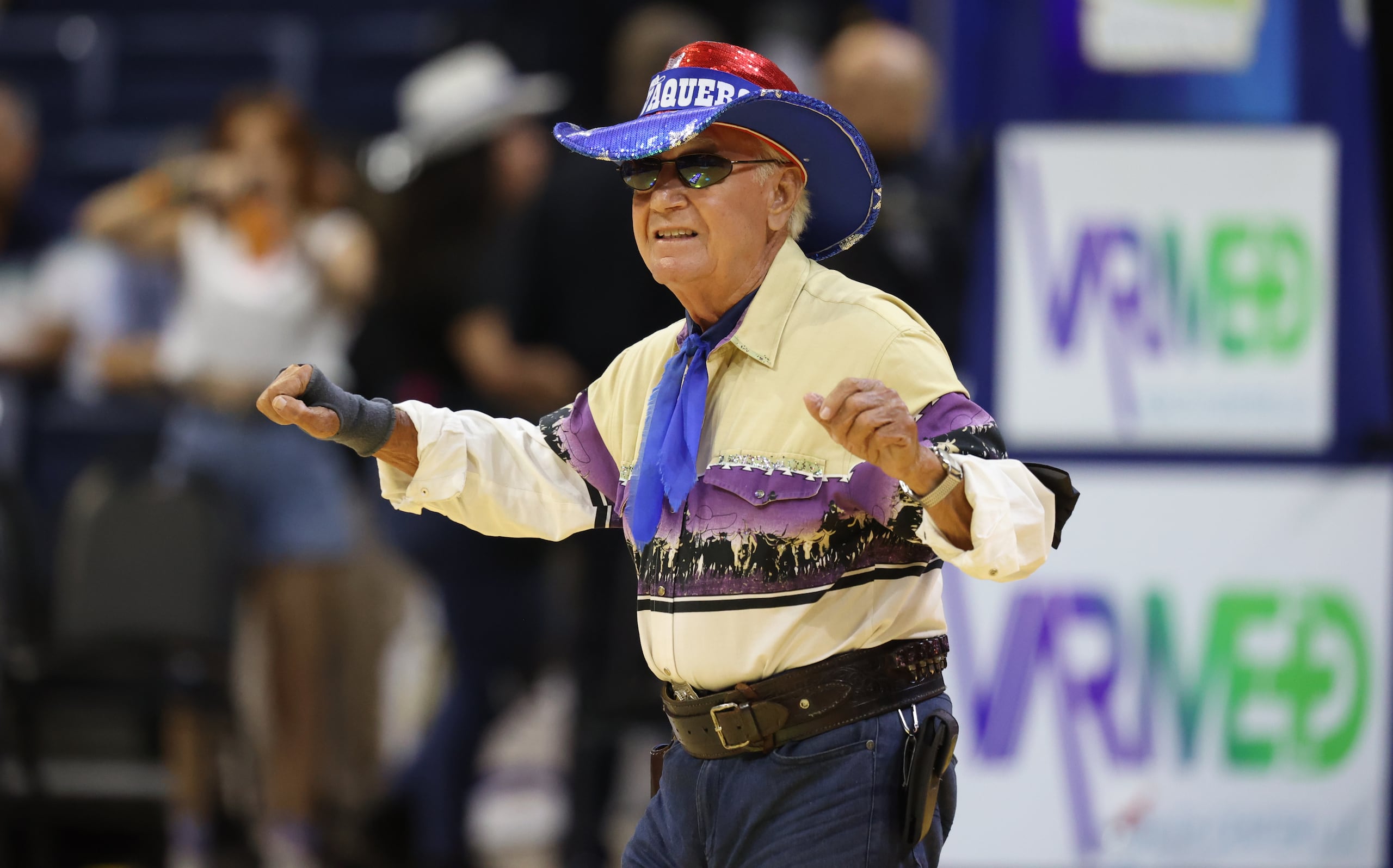 Luis Salvador Santiago, mejor conocido como 'El Vaquero' en la cancha y en el pueblo de Bayamón, es uno de los personajes que animan a la fanaticada en los partidos del quinteto chicharronero.