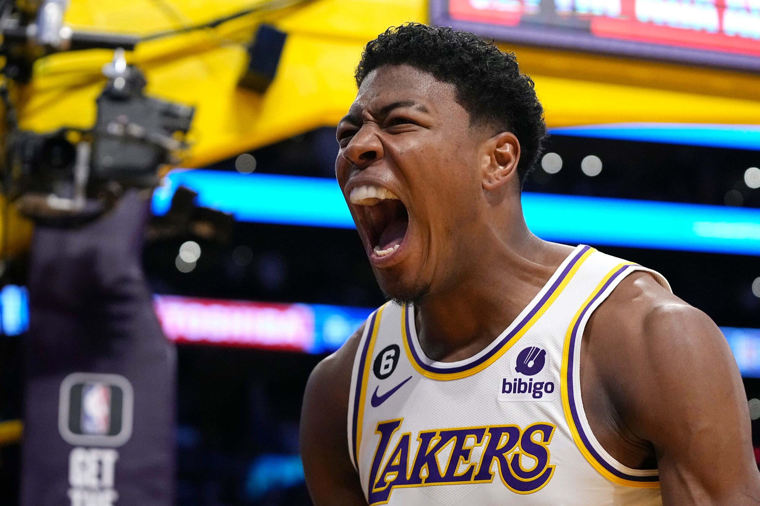 El jugador de los Lakers de Los Ángeles Lakers Rui Hachimura, a la izquierda, celebra una clavada tras la primera mitad en el tercer partido de su serie de primera ronda en los playoffs de la NBA contra los Grizzlies de Memphis, el sábado 22 de abril de 2023, en Los Ángeles. (AP Foto/Mark J. Terrill)