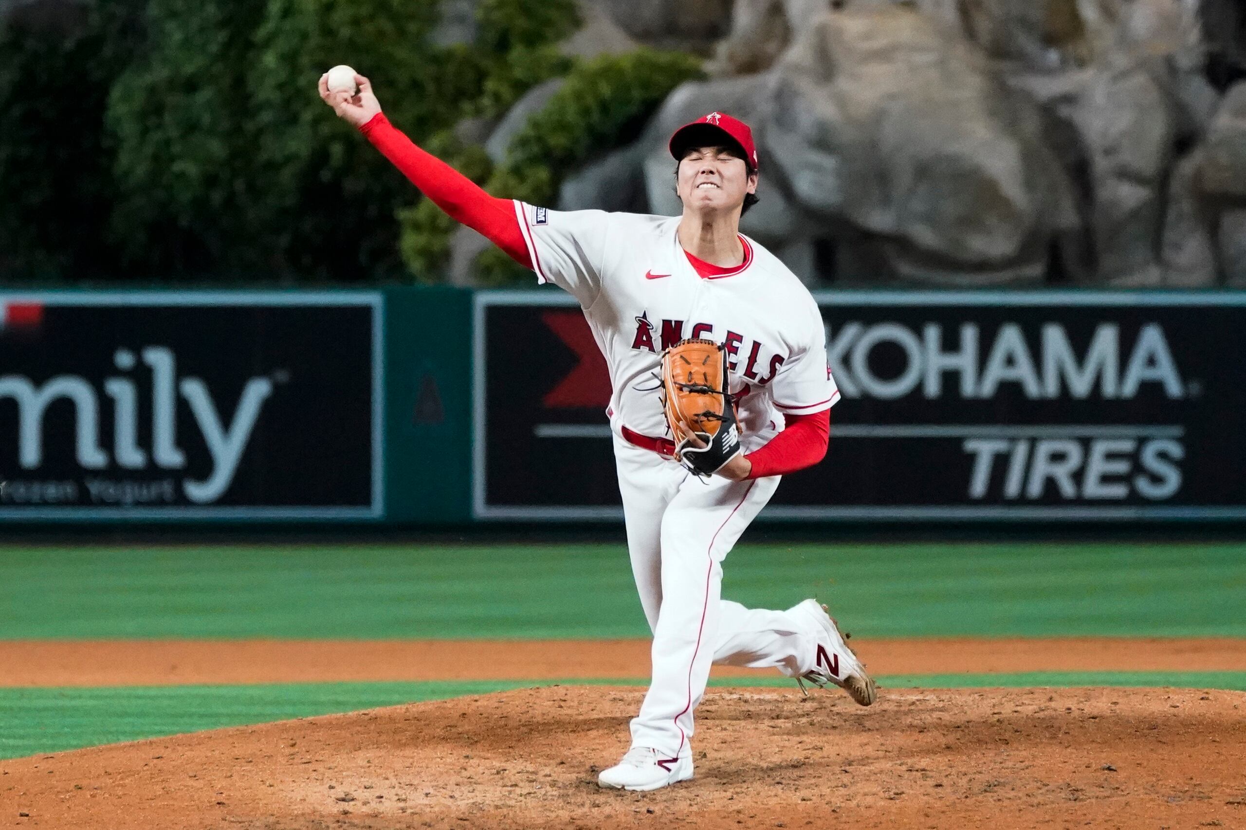 Shohei Ohtani (17) de los Angelinos de Los Ángeles lanza contra los Reales de Kansas en Anaheim, California, el viernes 21 de abril de 2023. (AP Foto/Ashley Landis)