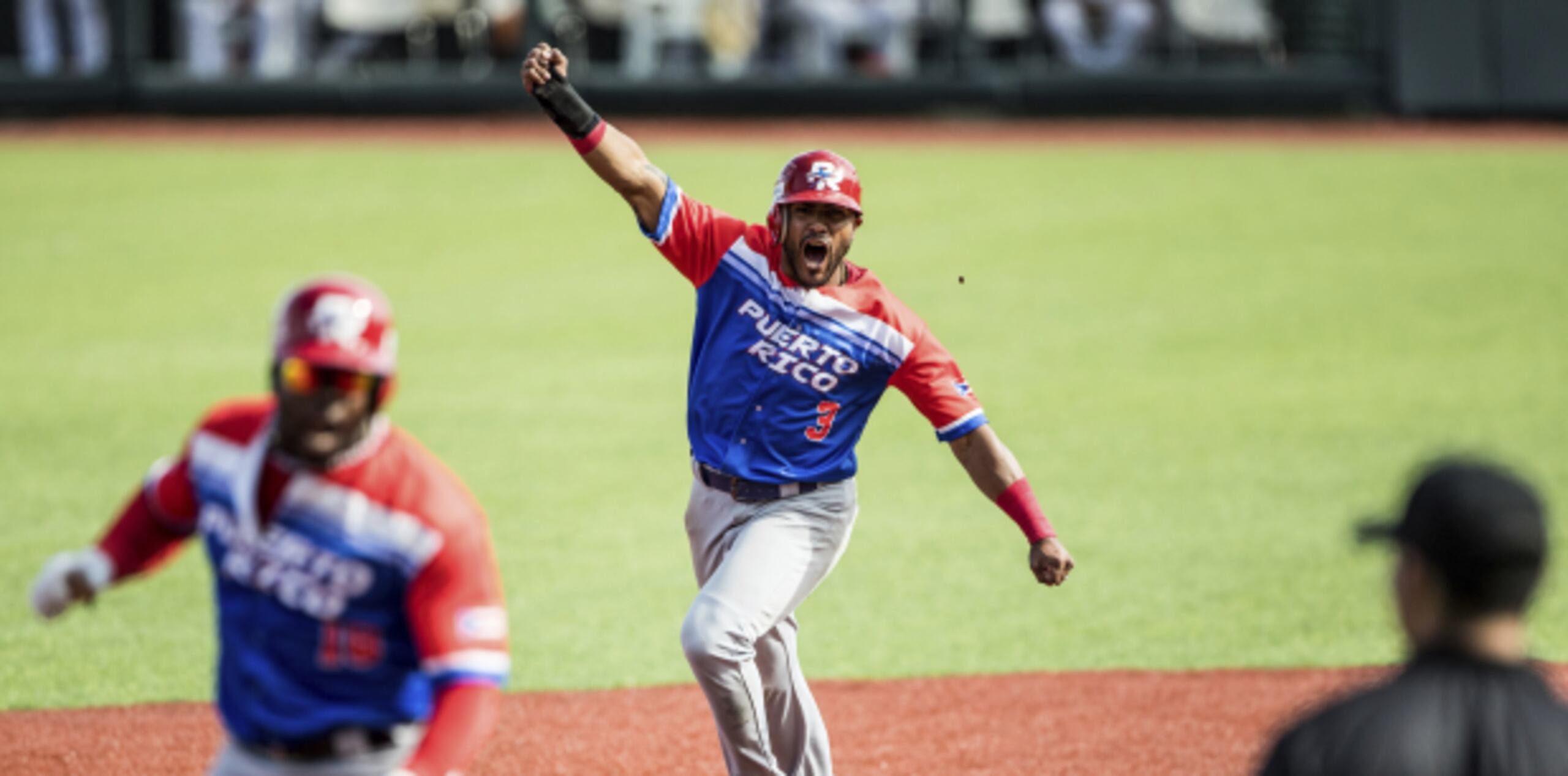 Jesmuel Valentin, de los Criollos de Caguas, celebra un jonrón contra Venezuela. (AP)