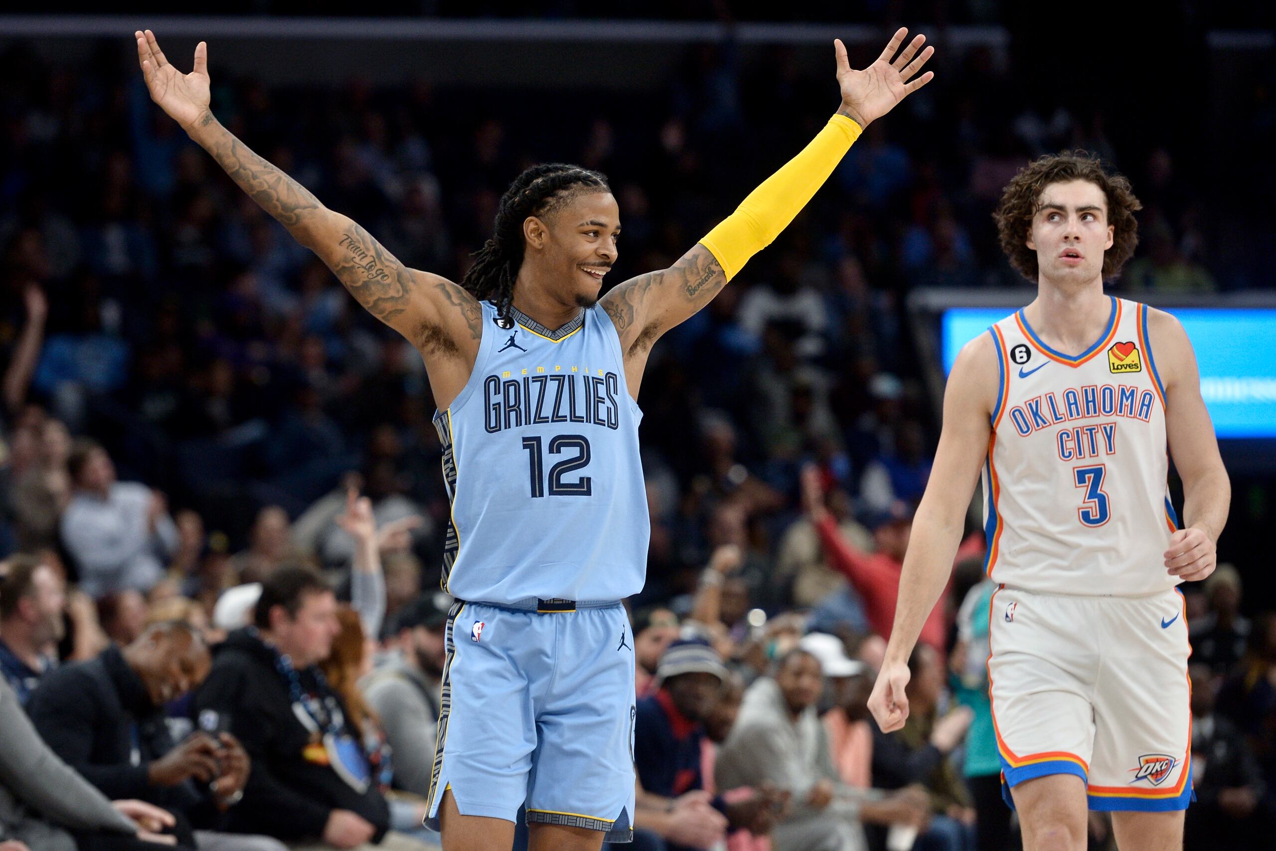 El armador Ja Morant, de los Grizzlies de Memphis, celebra junto al base del Thunder de Oklahoma City, Josh Giddey.