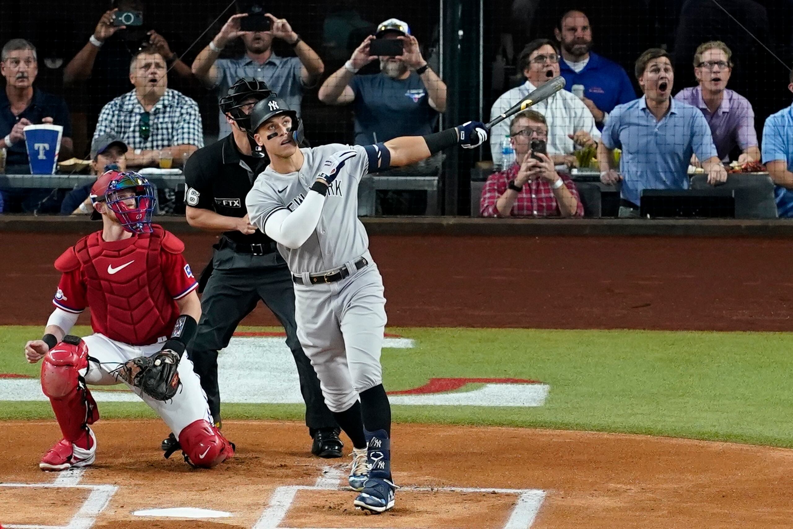 Aaron Judge, de los Yankees de Nueva York, conectó el cuadrangular 62 para establecer la máxima cantidad en la Liga Americana durante una temporada.