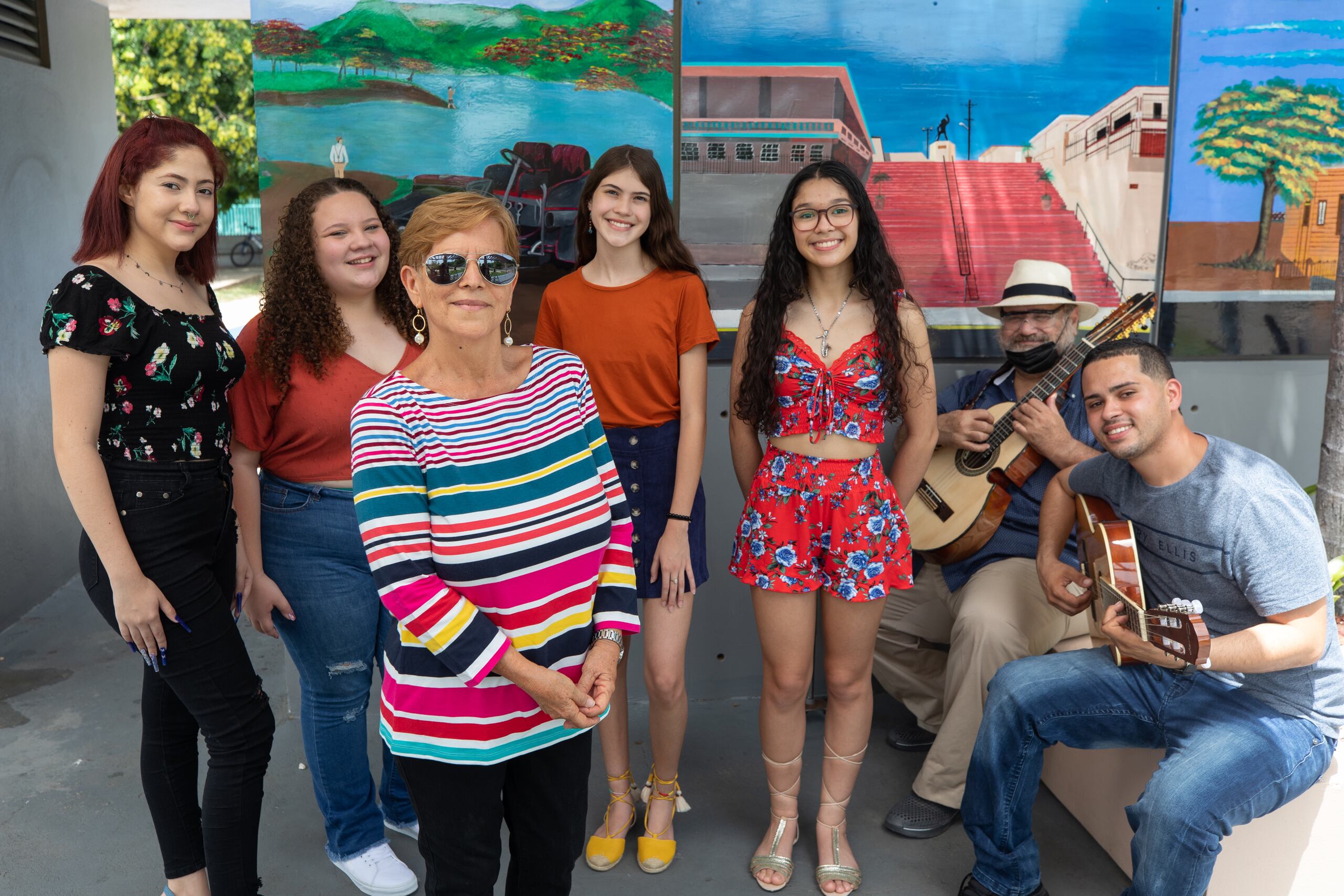 Destacó que una de las aportaciones de su proyecto cultural es la seguridad que desarrollan los niños y jóvenes. Junto a la directora, Gladymar Orengo Meléndez, Belitza Pacheco Hernández, Lariana del Mar Quiñones Pérez y Jianelle Rodriguez Caraballo; en el cuatro, José “Junior” Aponte Florenciani y Harry "Junior" Galarza en la guitarra.