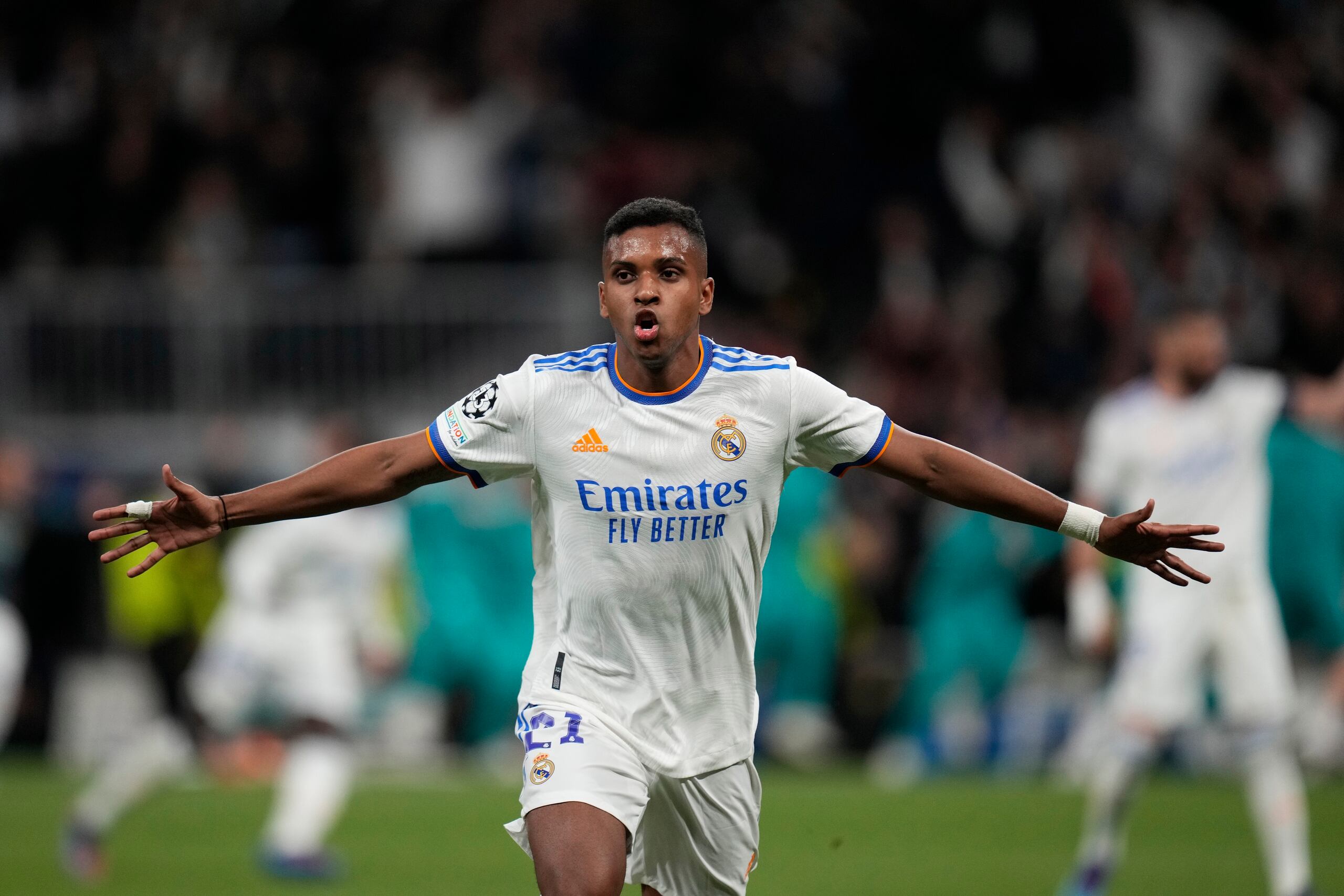 Rodrygo celebra tras anotar el segundo gol del Real Madrid ante el Manchester City en la vuelta de las semifinales de la Liga de Campeones, el miércoles 4 de mayo de 2022. (AP Foto/Bernat Armangue)