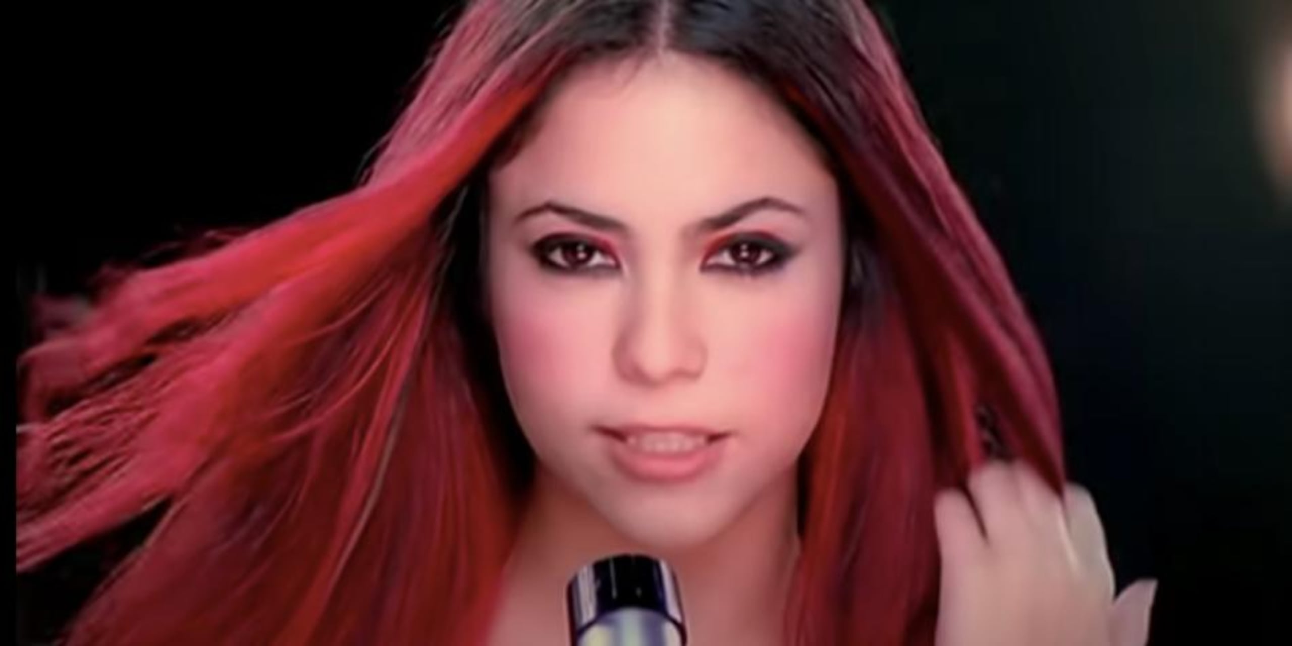 Shakira en el vídeo de "Ojos Así".