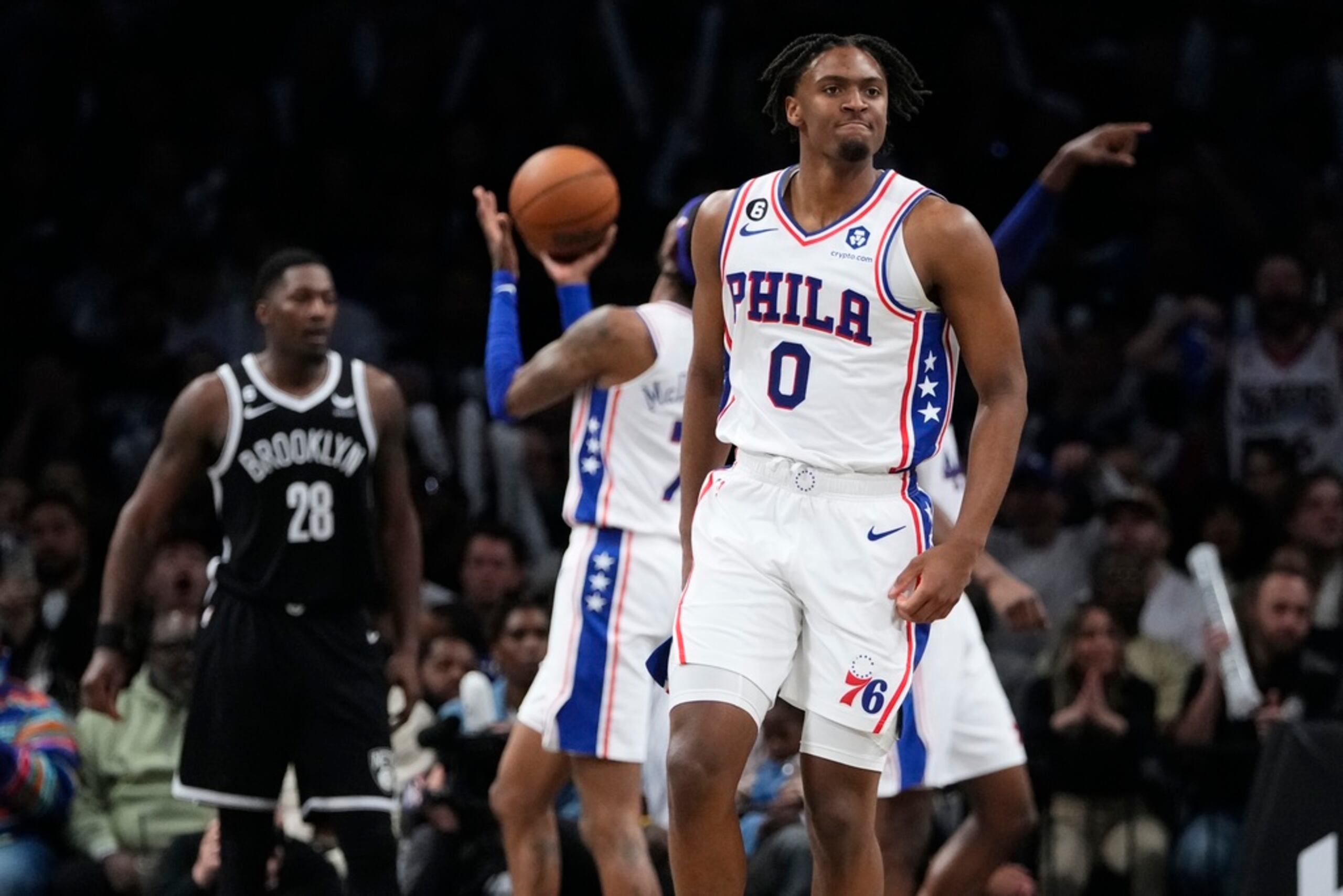 Tyrese Maxey terminó el partido con 16 puntos.