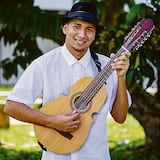 “El cuatrista de Manatí” da un concierto y lleva el bizcocho